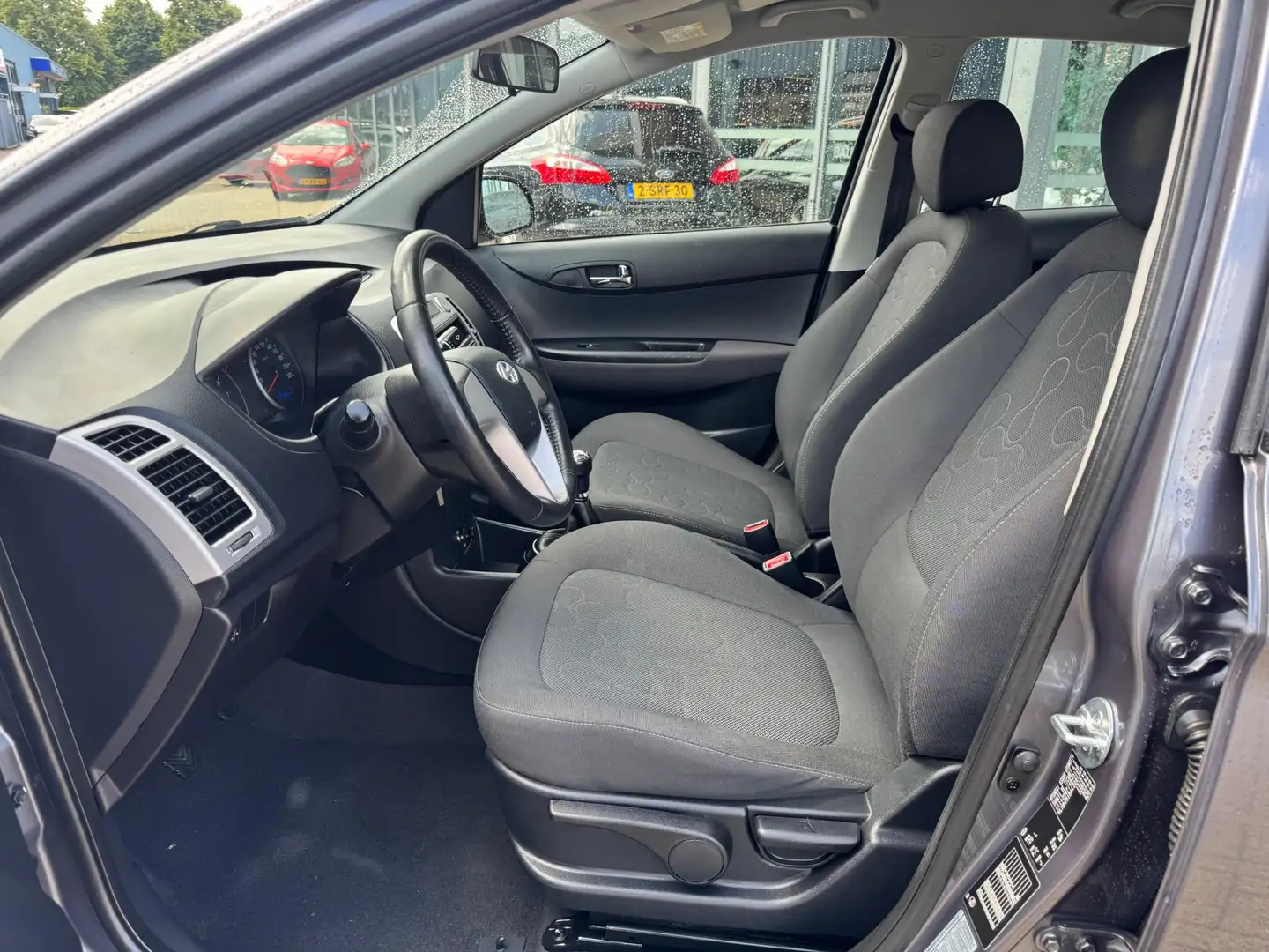 Hyundai i20 1.2i Black pack Airco Lmv Grijs - 2