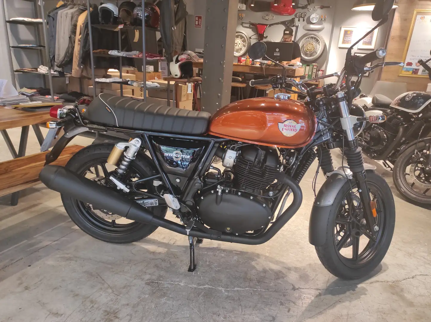 Royal Enfield Interceptor Royal Enfield Interceptor Barcelona Blue 650 con depósito custom orange y asiento touring Royal Enfield Negro - 1