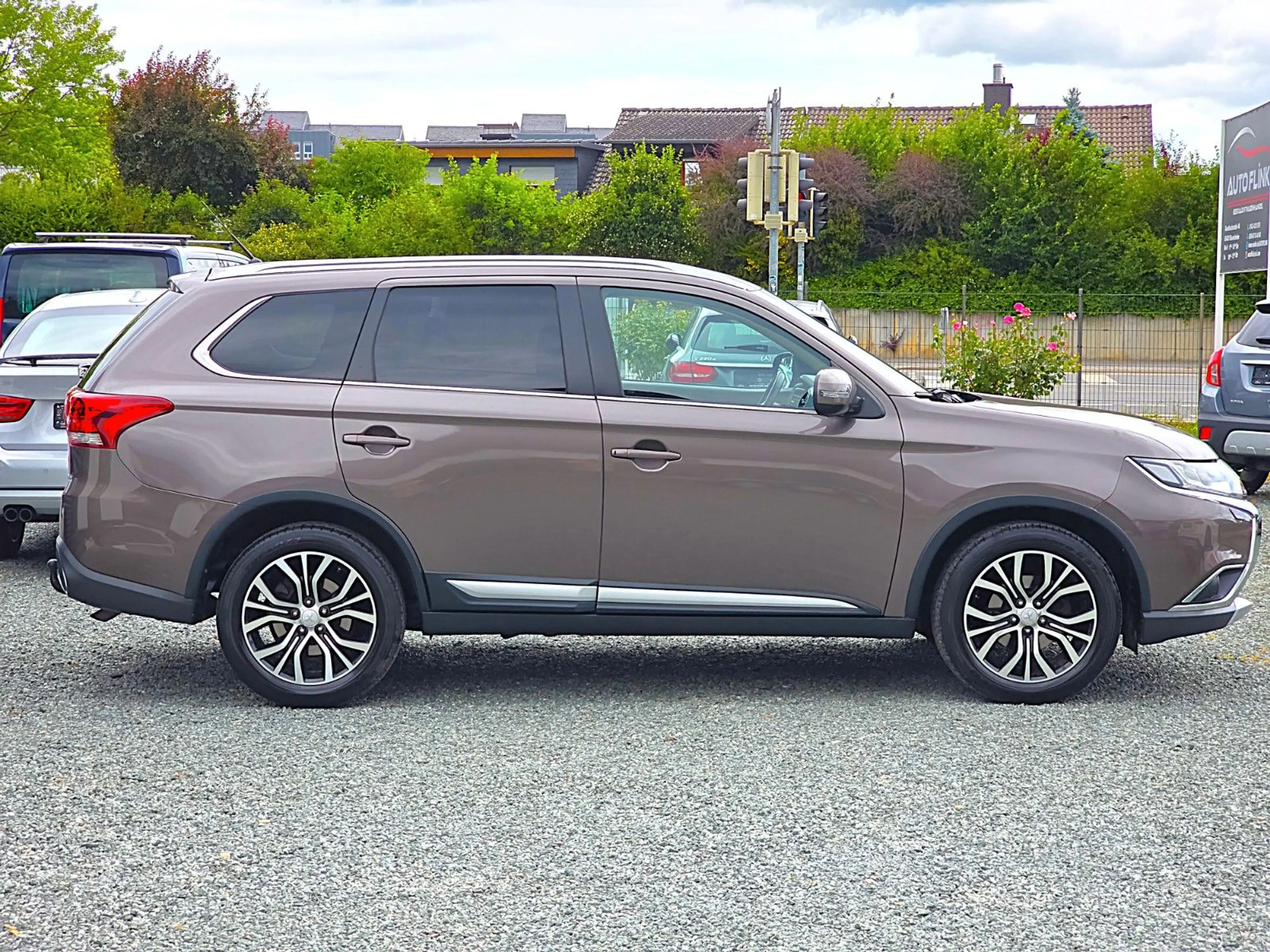 Mitsubishi Outlander SUV-Star+ 4WD (NAVI/RKAMERA/LED/AHK) — photo 4
