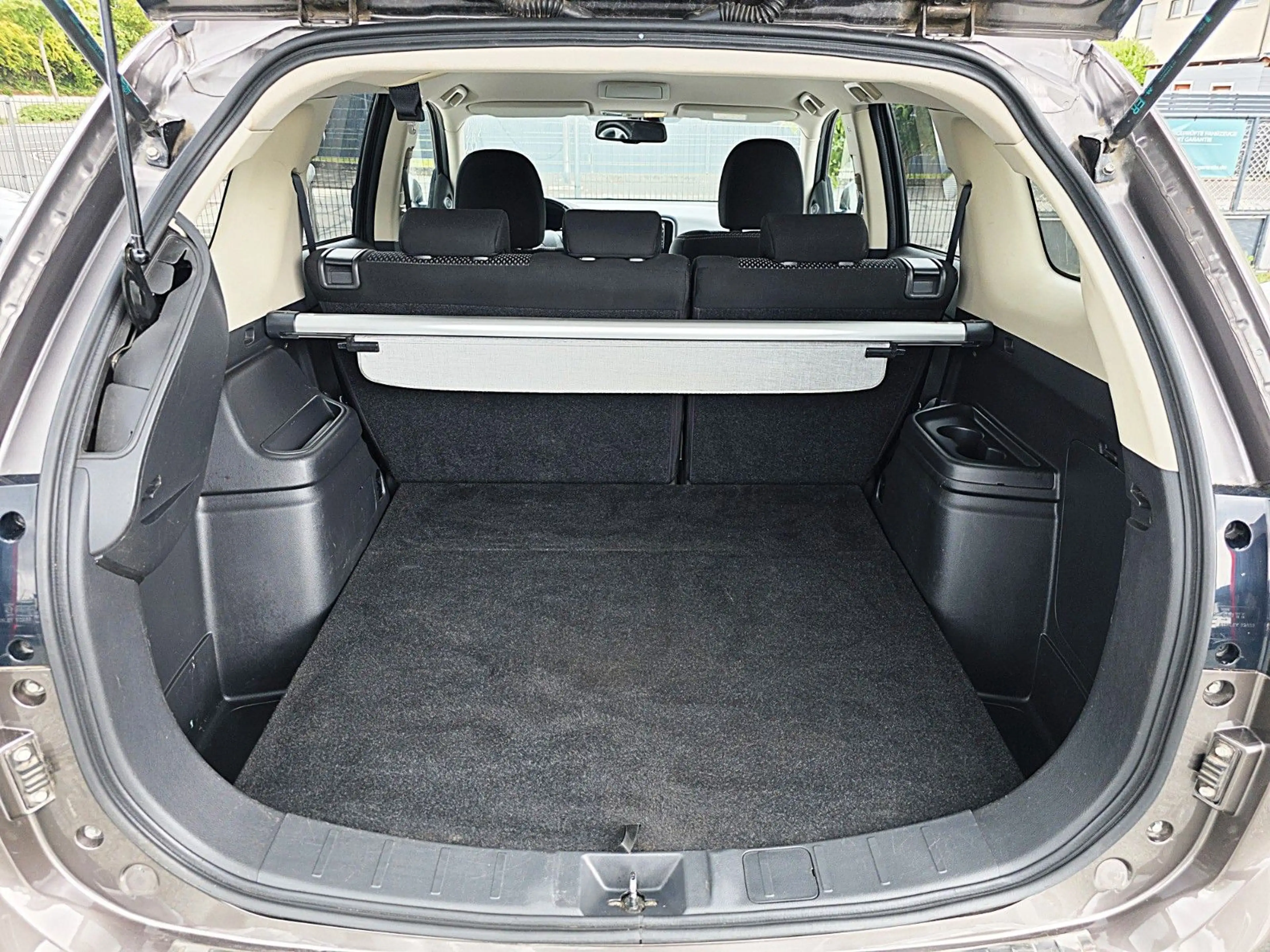 Mitsubishi Outlander SUV-Star+ 4WD (NAVI/RKAMERA/LED/AHK) — photo 9