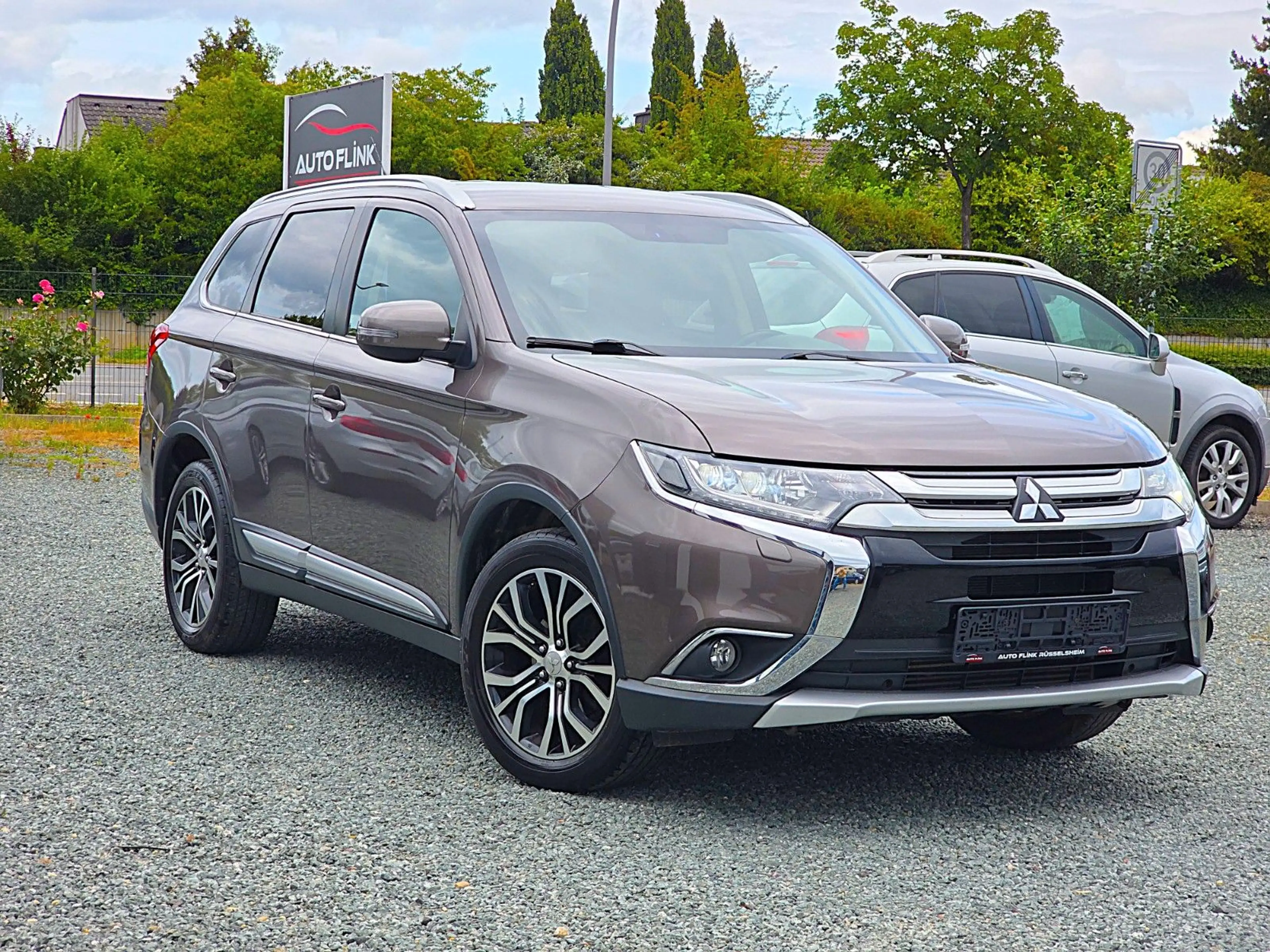 Mitsubishi Outlander SUV-Star+ 4WD (NAVI/RKAMERA/LED/AHK)