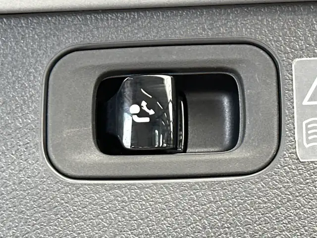 Mercedes-Benz C-Class view 9