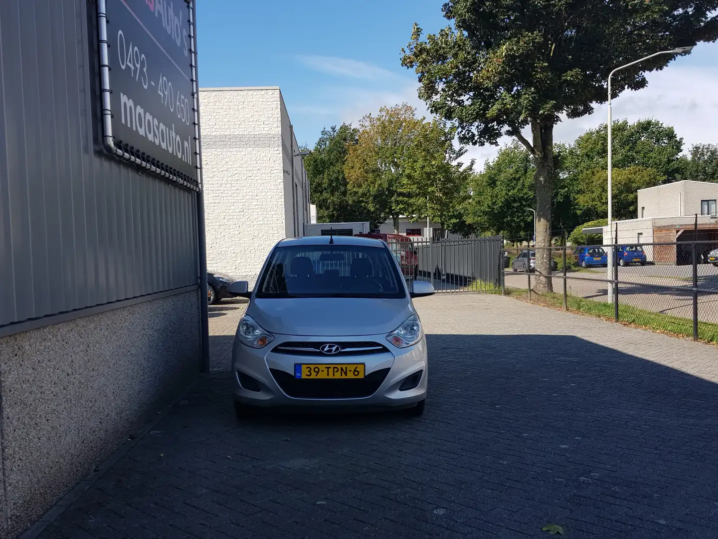 Hyundai i10 1.2 i-Drive Cool uitvoering automaat hoge-instap a Grijs - 2