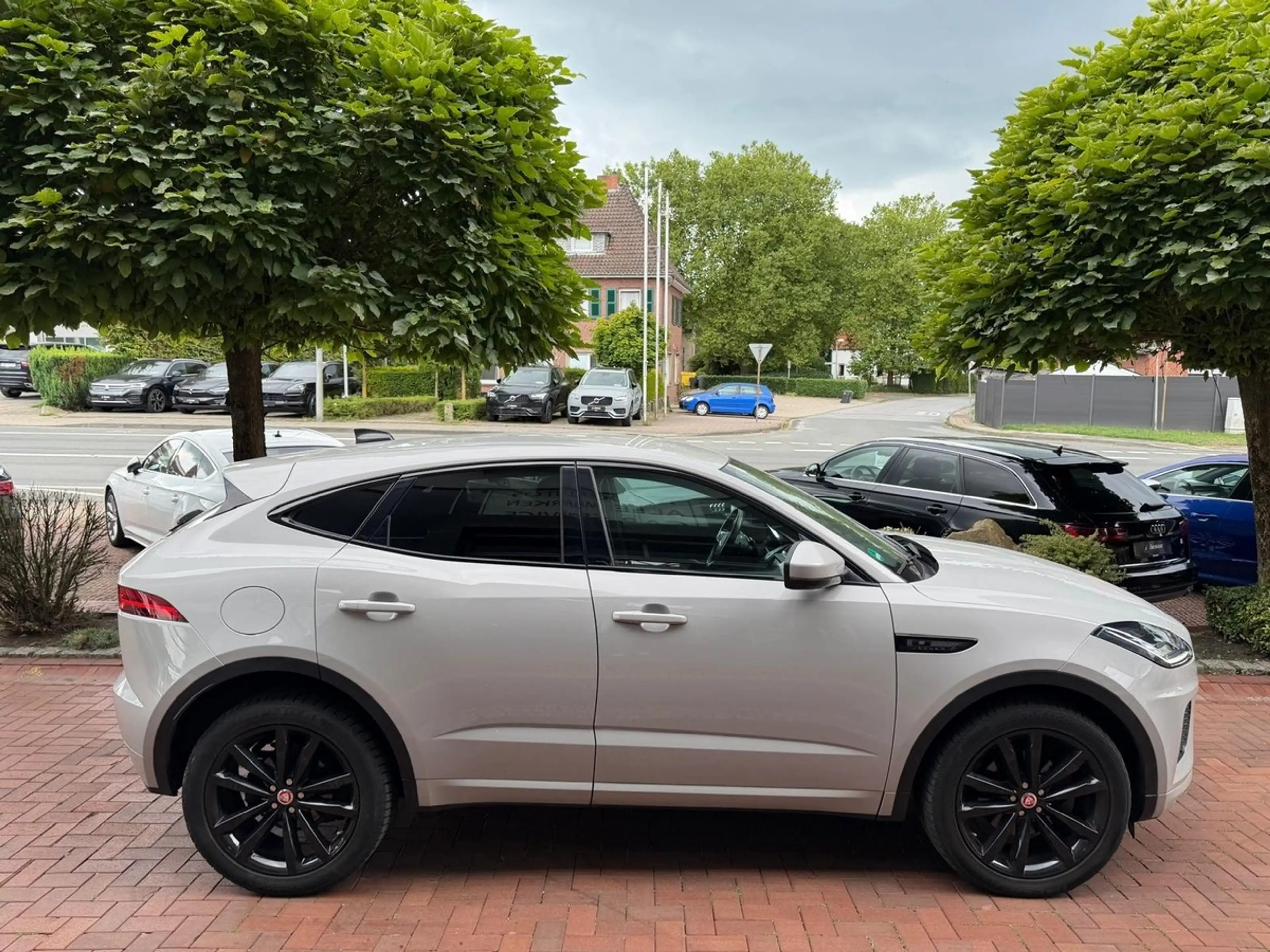 Jaguar E-Pace D150 R-Dynamic S LED ACC R.Cam AHK — photo 4