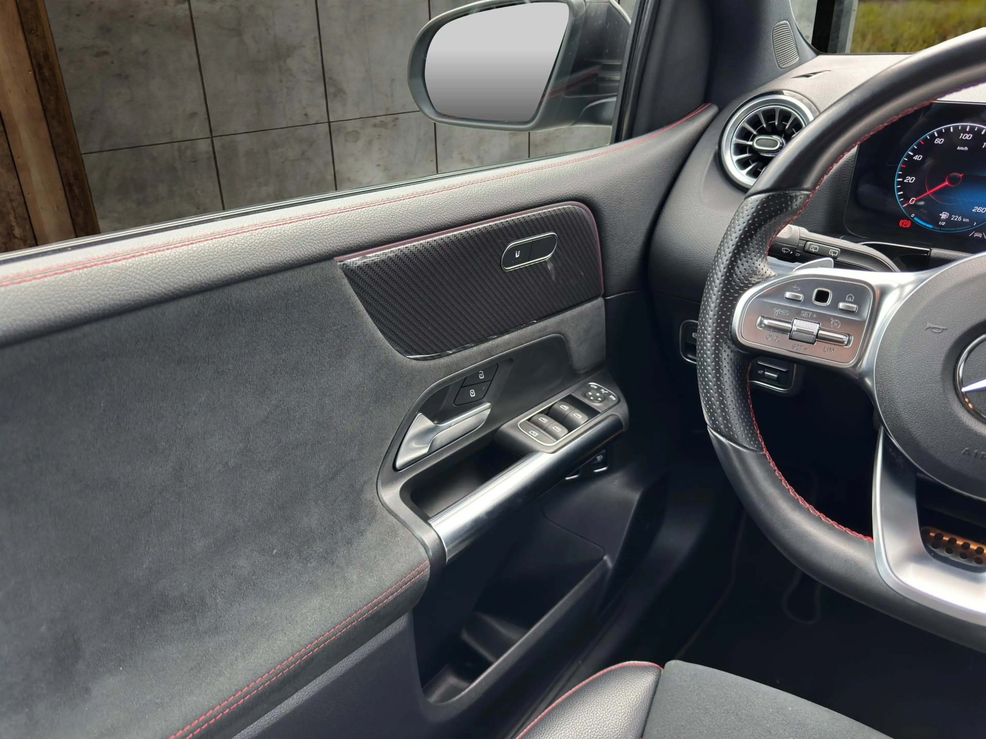 Mercedes-Benz B 250 e AMG Line — photo 12
