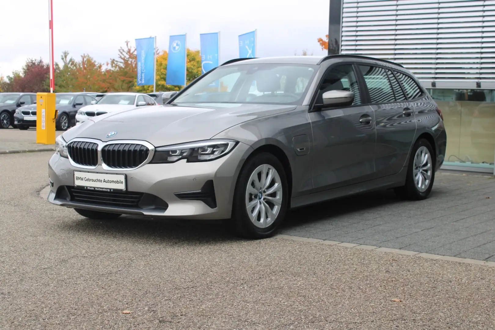 BMW 320 e Tour Advantage Navi LED Live AHK Kamera SH Grau - 1