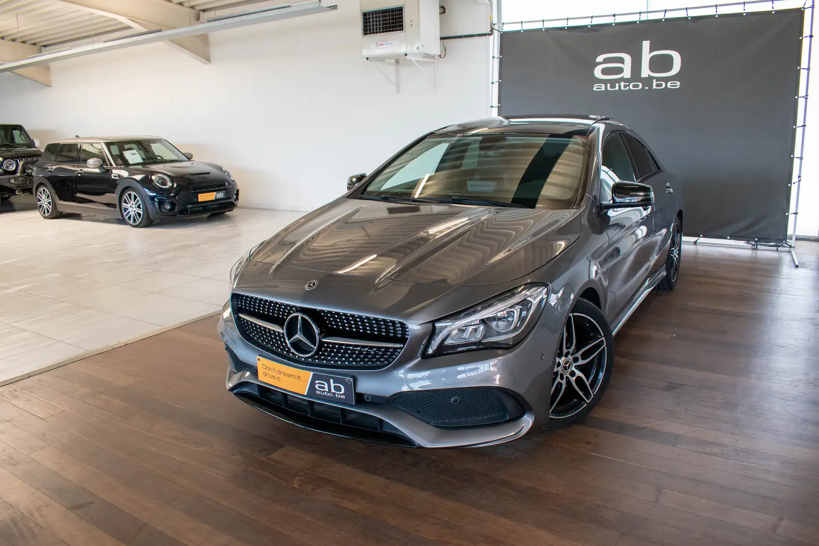 Mercedes-Benz CLA 180 BERLINE,AMG-LINE, PANO, CAMERA, BT, LED,ZETELVERW Grau - 2