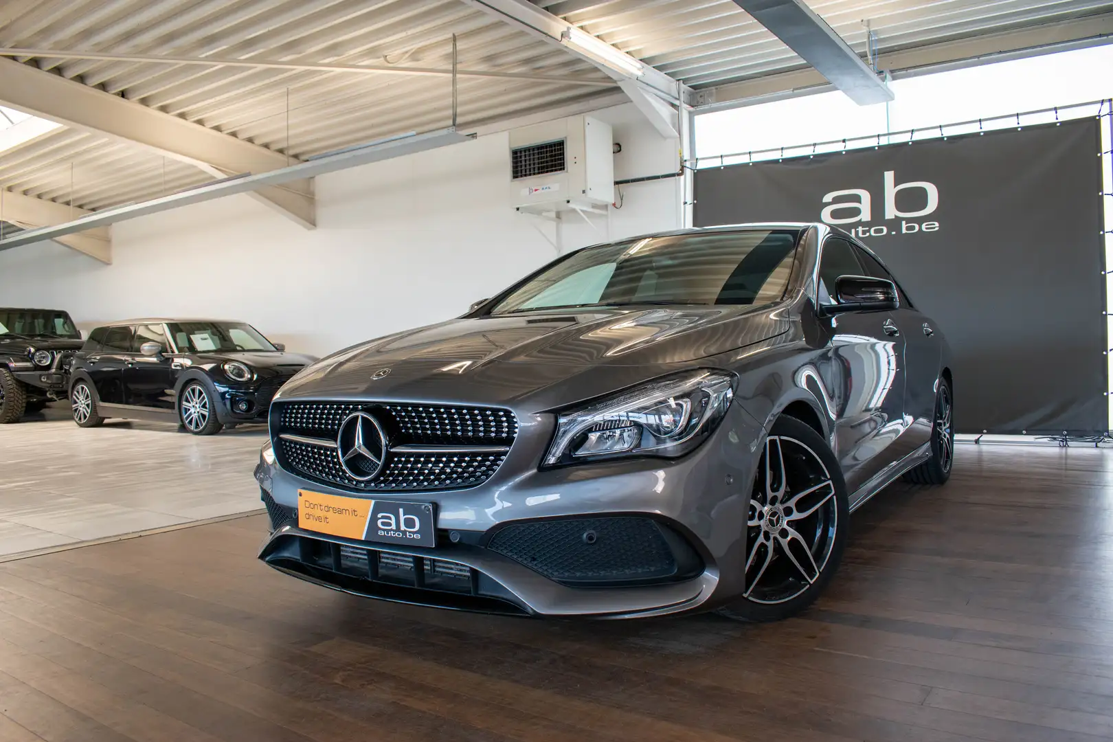 Mercedes-Benz CLA 180 BERLINE,AMG-LINE, PANO, CAMERA, BT, LED,ZETELVERW Grau - 1