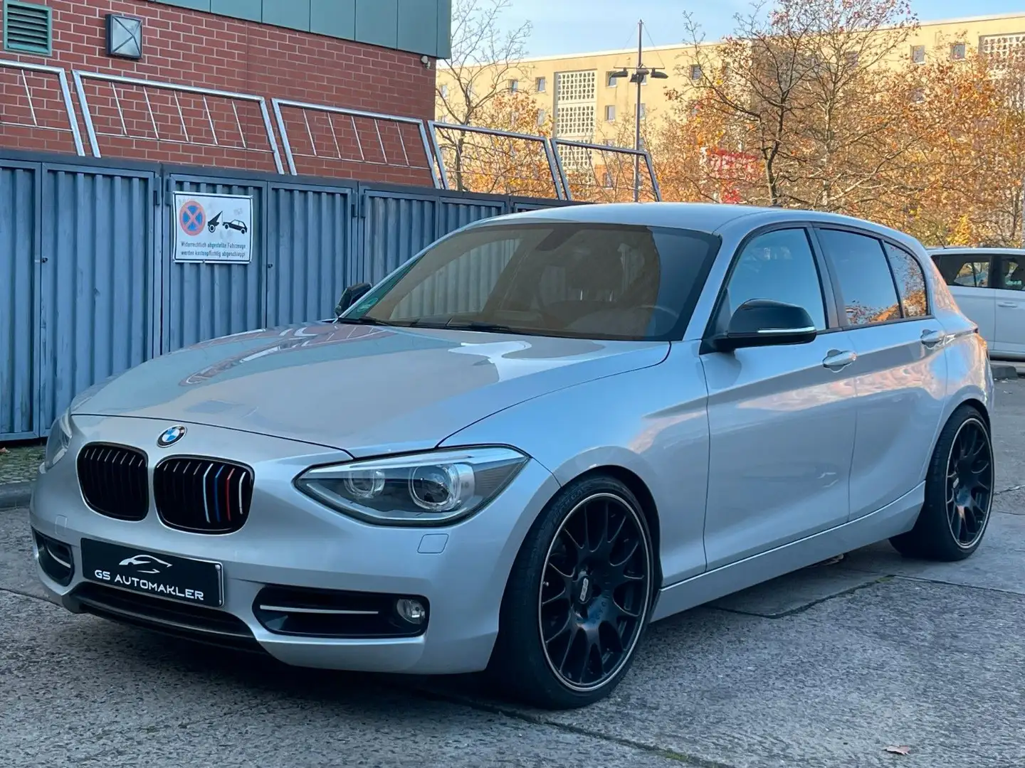 BMW 118 i Lim Sport Line SHZ PDC BBS H&R Stříbrná - 2