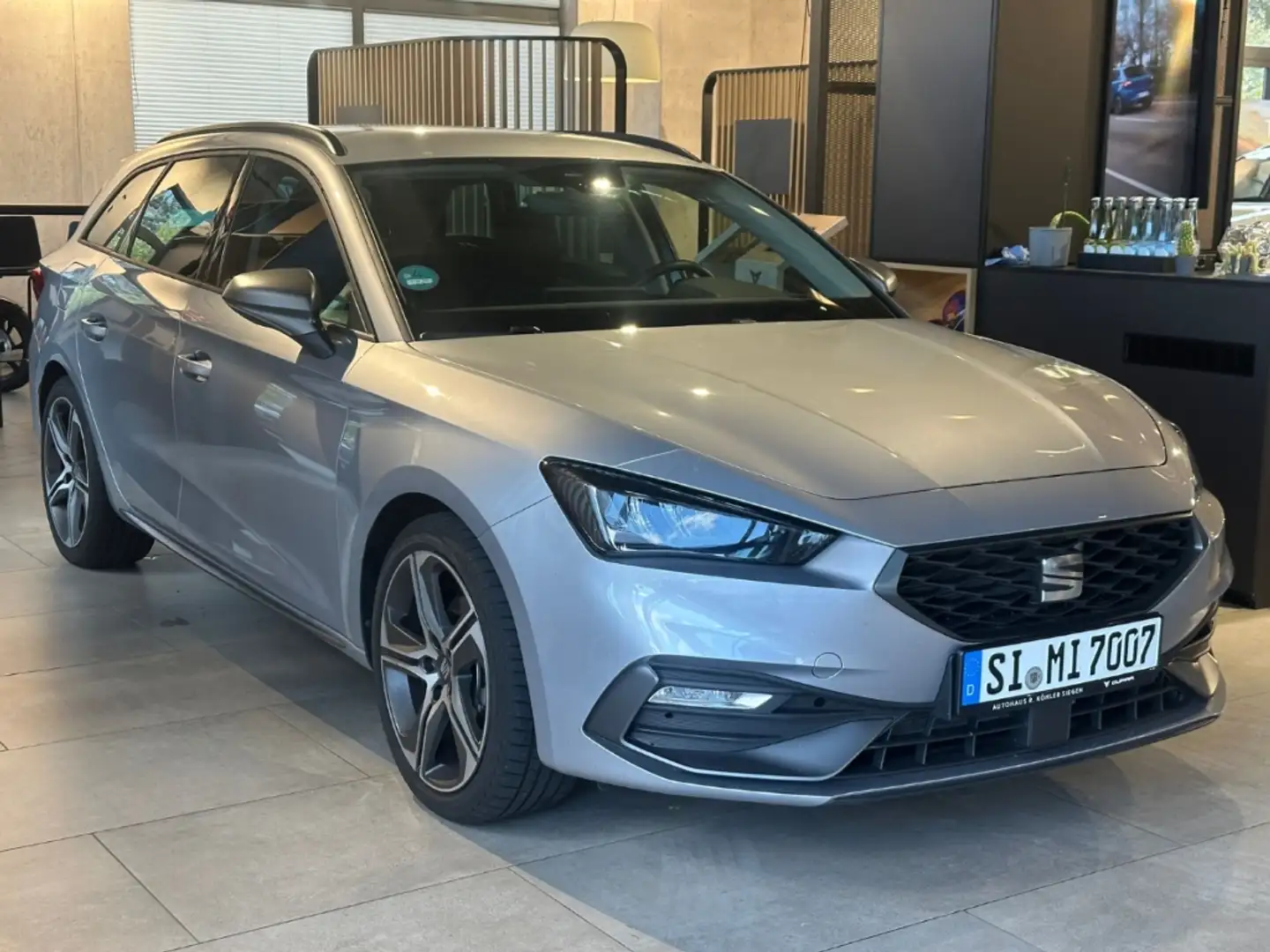 SEAT Leon Sportstourer FR Plus 1.5 eTSI AHK-klappbar Navi di Silber - 2