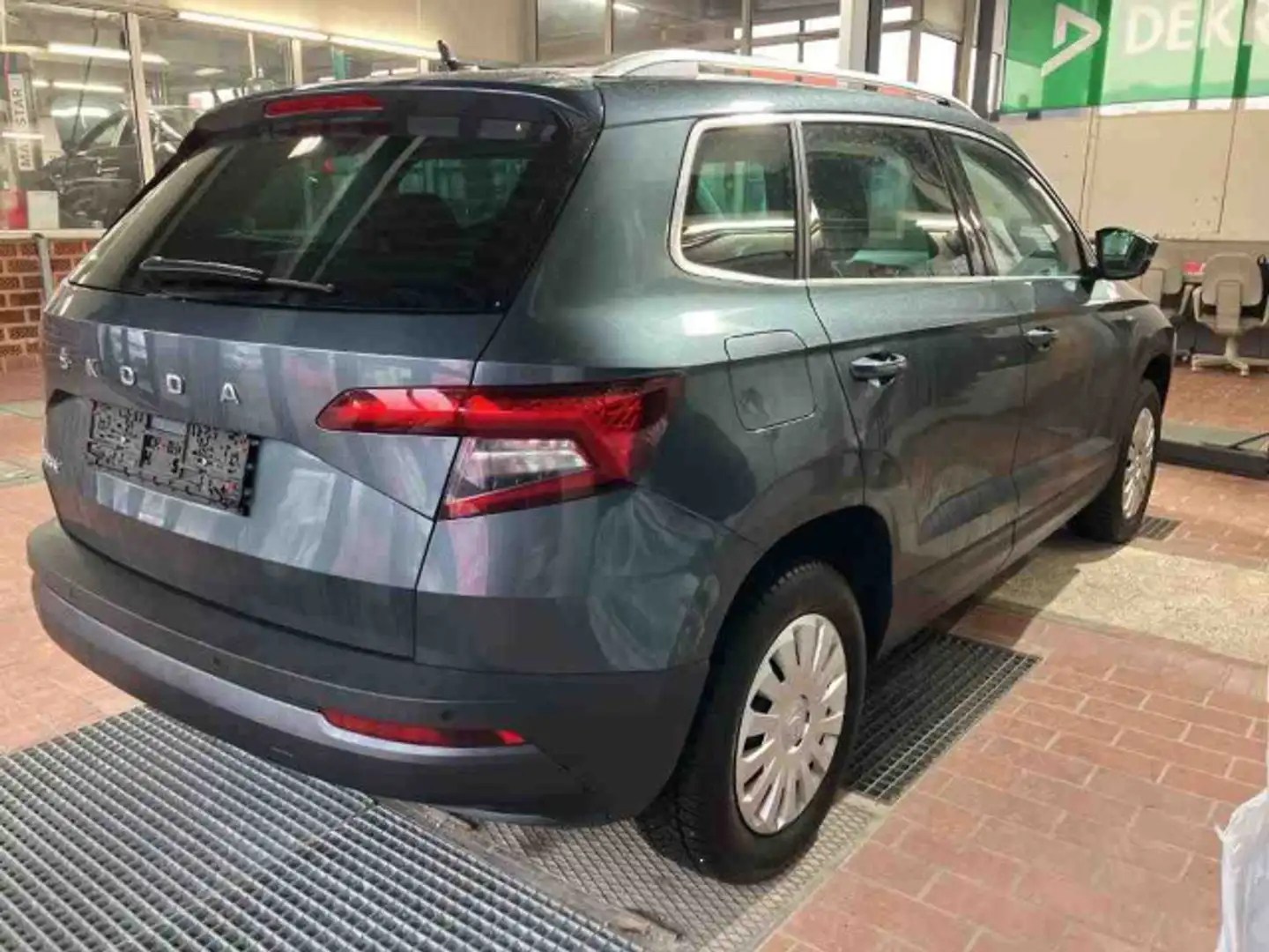 Skoda Karoq Ambition Clever 1,5 TSI LED NAVI ACC SHZ Grijs - 2