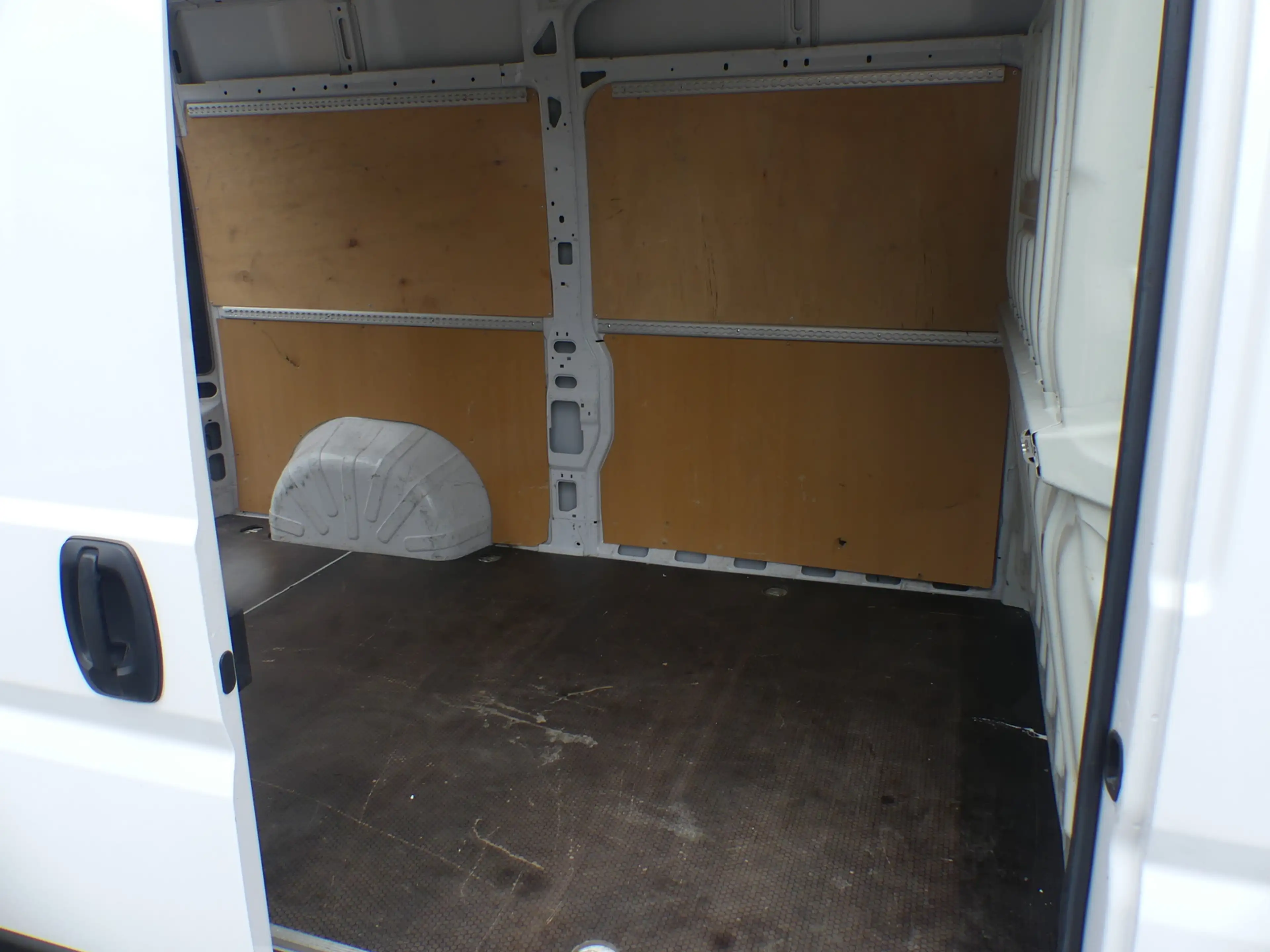 Peugeot Boxer Kasten 335 L2H2 Premium BlueHD KAM/TEMPOMAT — photo 14