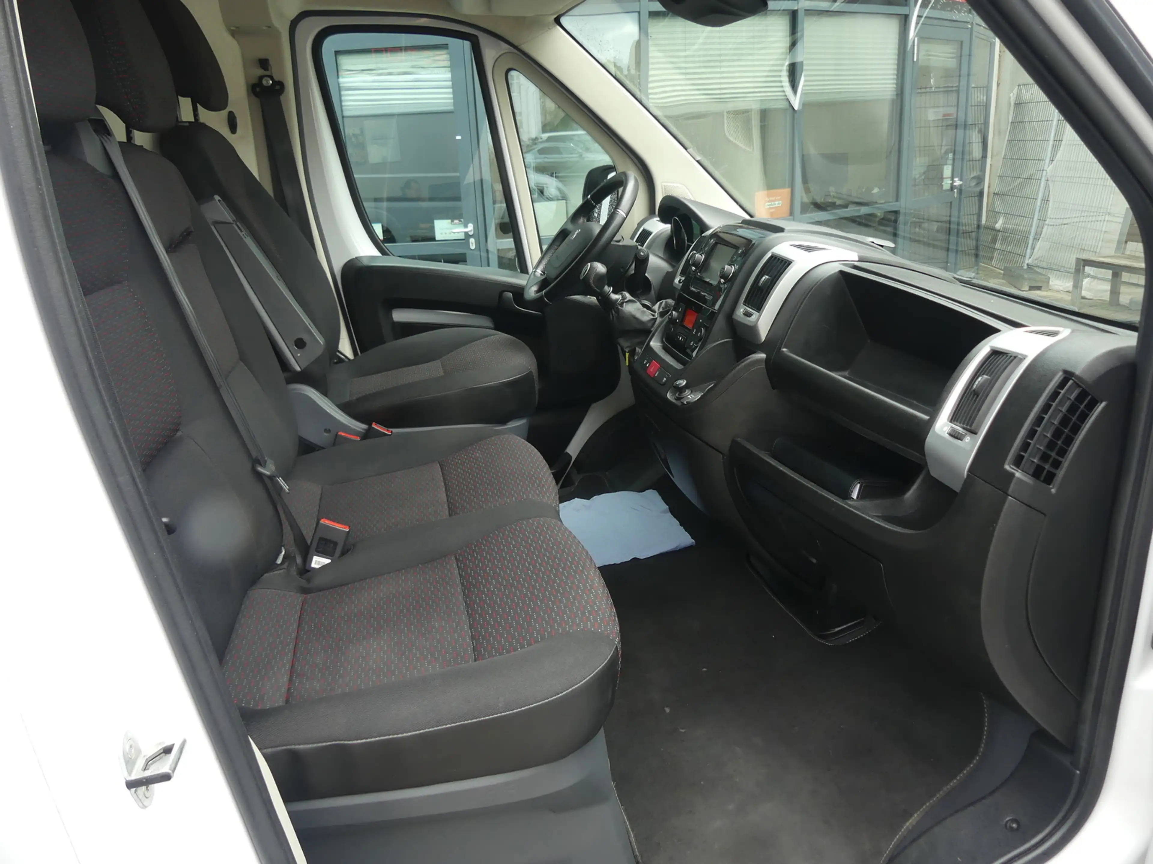 Peugeot Boxer Kasten 335 L2H2 Premium BlueHD KAM/TEMPOMAT — photo 5