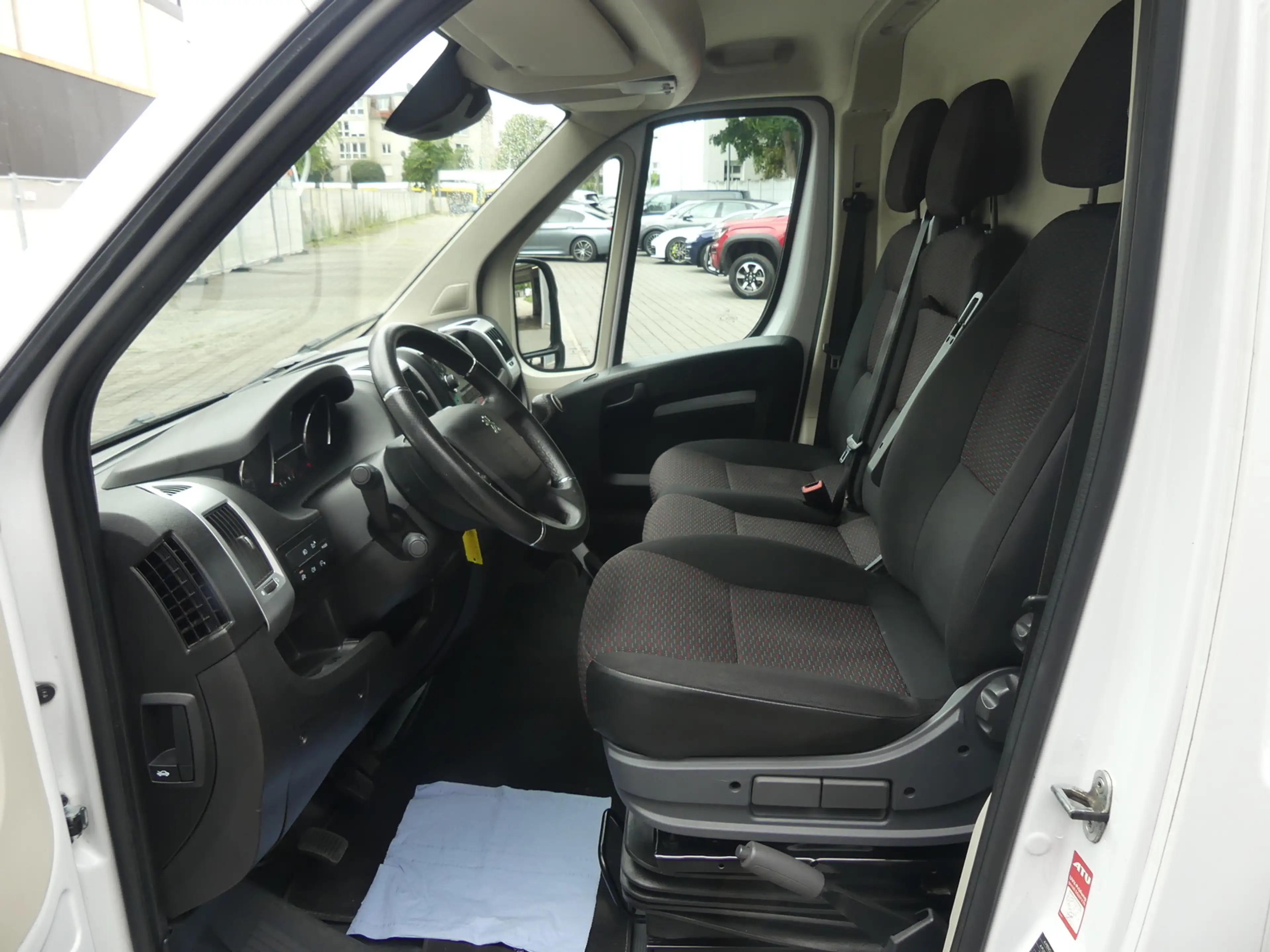 Peugeot Boxer Kasten 335 L2H2 Premium BlueHD KAM/TEMPOMAT — photo 4