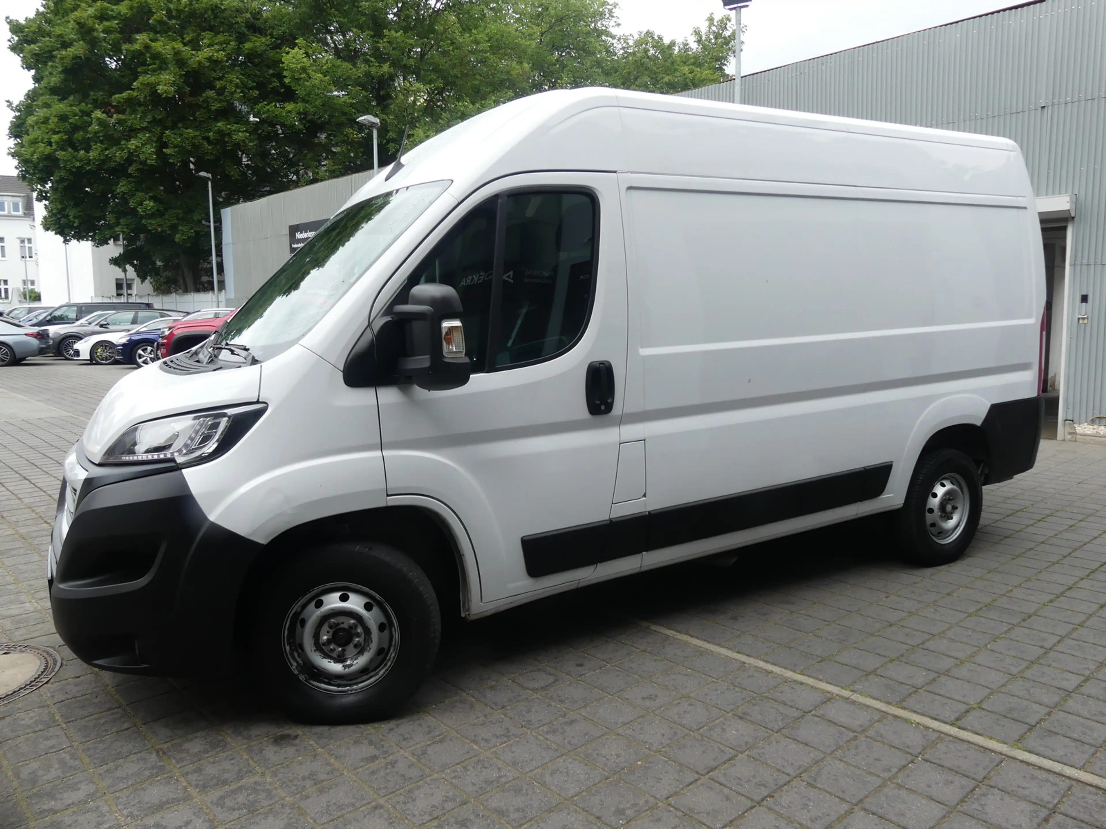 Peugeot Boxer Kasten 335 L2H2 Premium BlueHD KAM/TEMPOMAT — photo 2