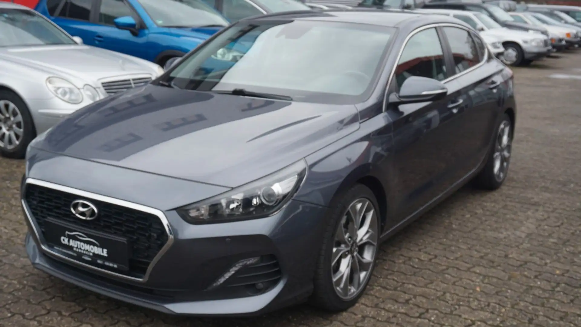 Hyundai i30 Fastback NAVI*SHZ*MFL*KAMERA*PDC*1-HAND*TOP! Gris - 2