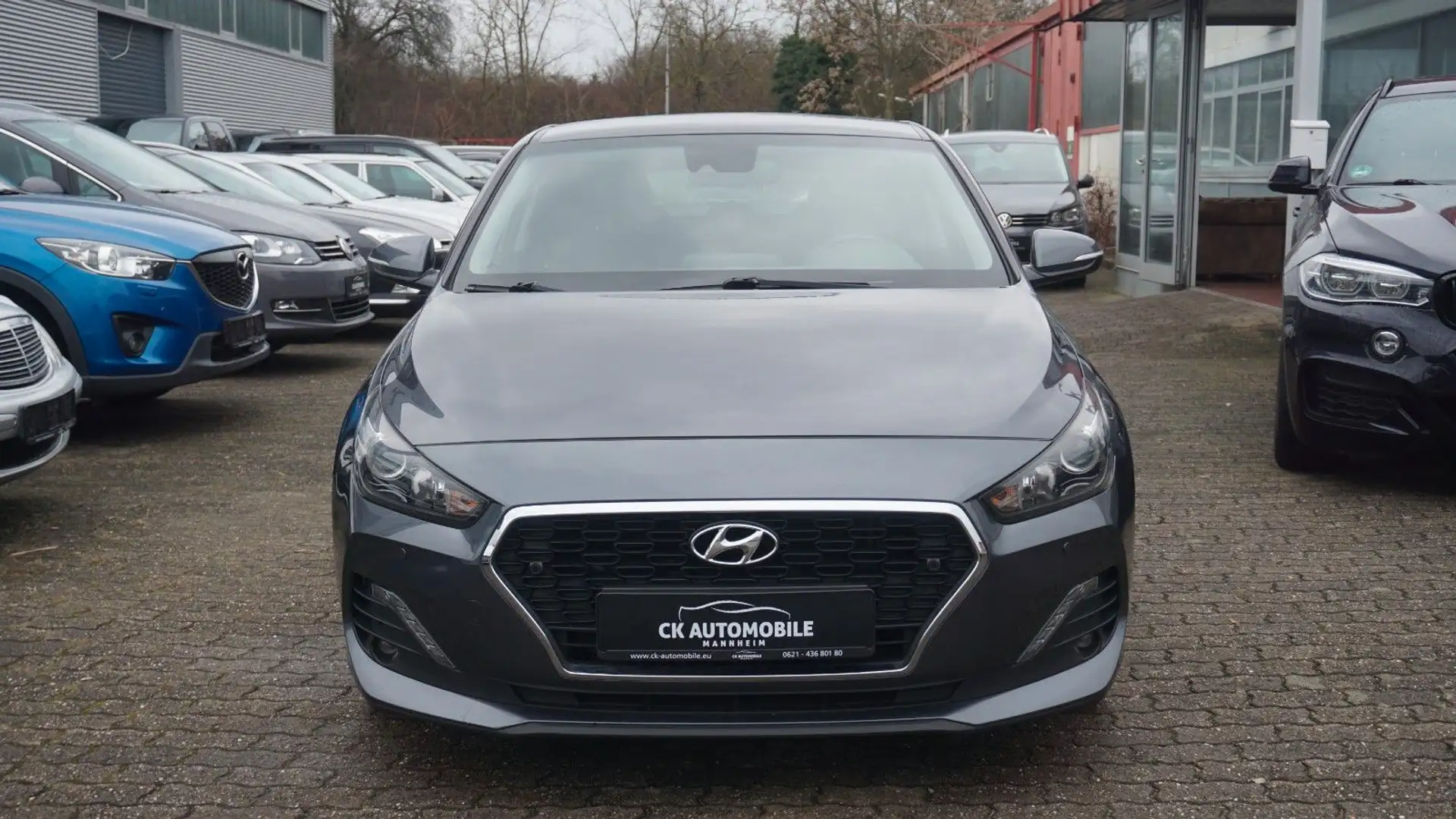 Hyundai i30 Fastback NAVI*SHZ*MFL*KAMERA*PDC*1-HAND*TOP! Gris - 1