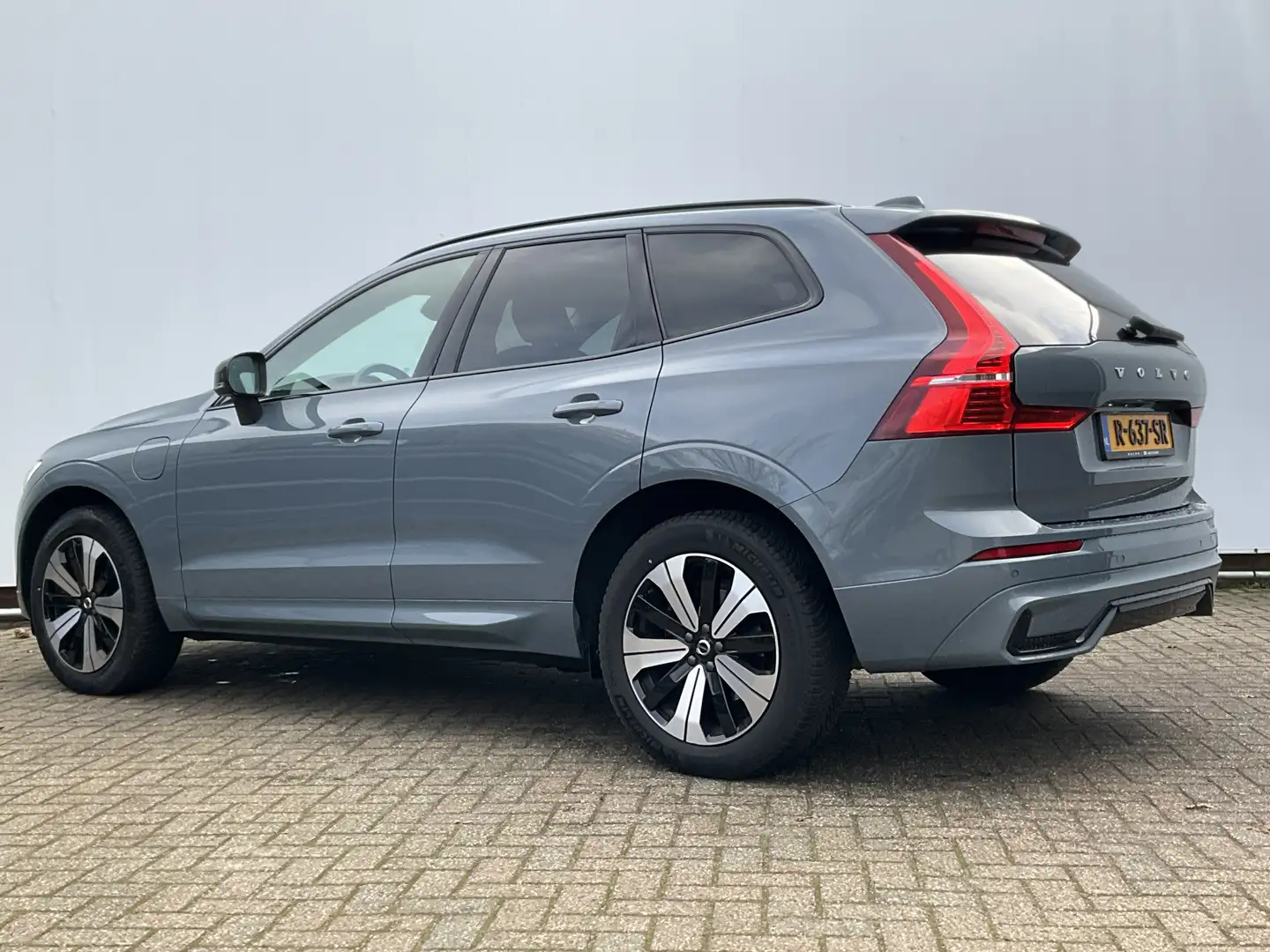 Volvo XC60 2.0 T8 Plug-in hybrid AWD Plus Dark 1Eig BLIS Memo Grau - 2