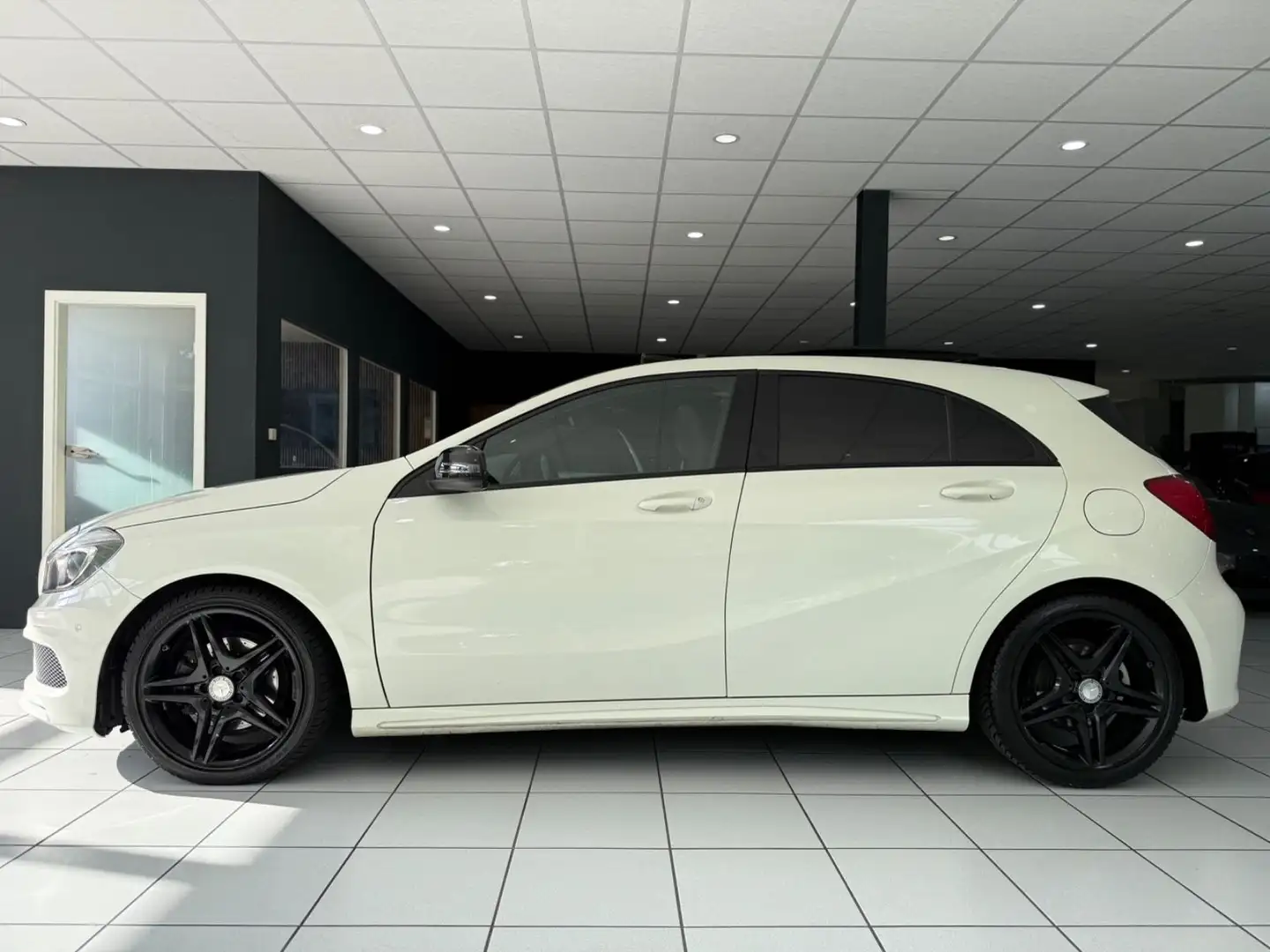 Mercedes-Benz A 200 d AMG-LINE /AUTOMATIK/PANO/R-KAM/NAVI/KLIMA Weiß - 2