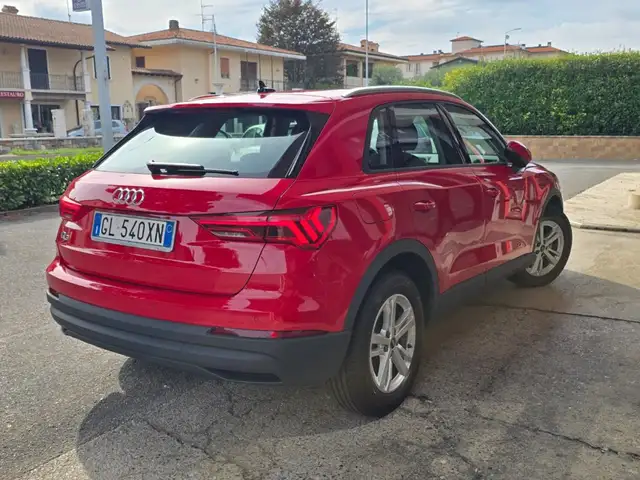 Audi Q3 view 11