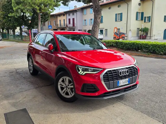 Audi Q3 view 13