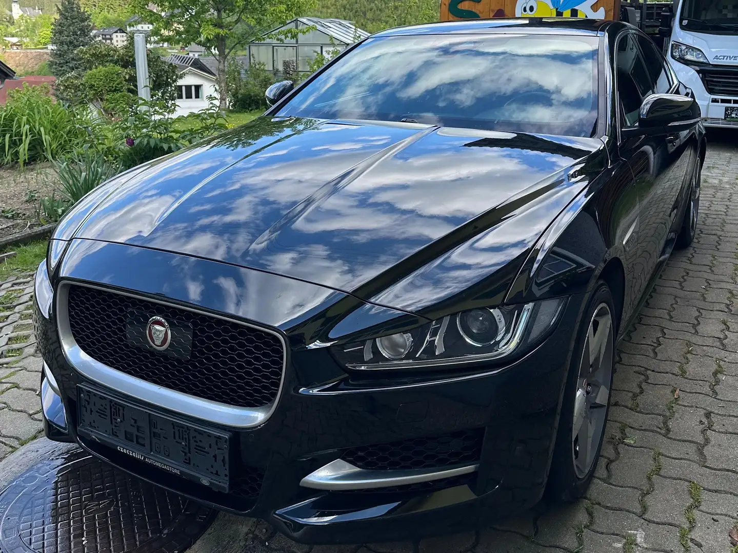 Jaguar XE XE 20d R-Sport AWD Aut. R-Sport Schwarz - 1