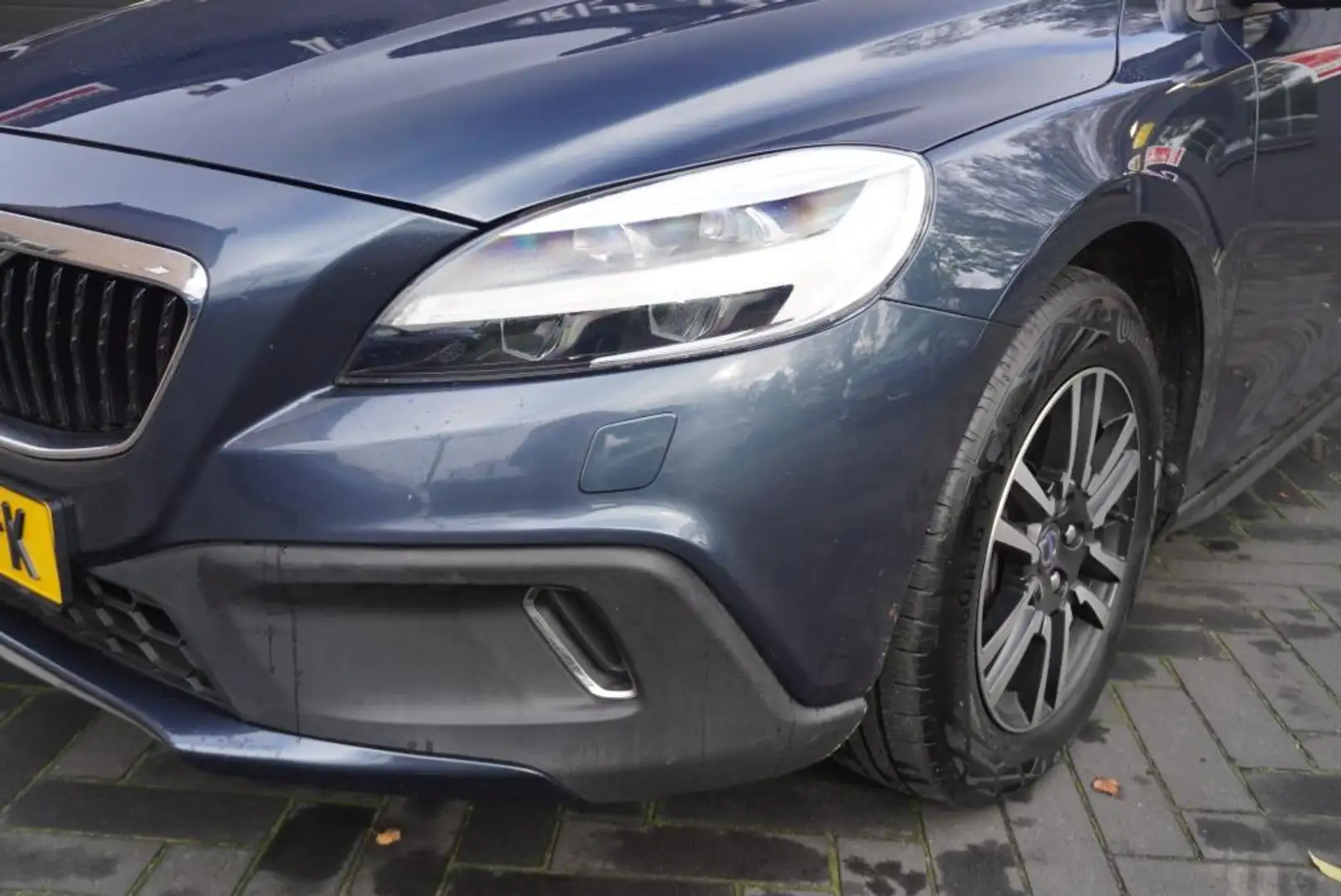 Volvo V40 Cross Country 1.5 T3 Nordic+ Aut/Airco/CC/Navi Bleu - 2