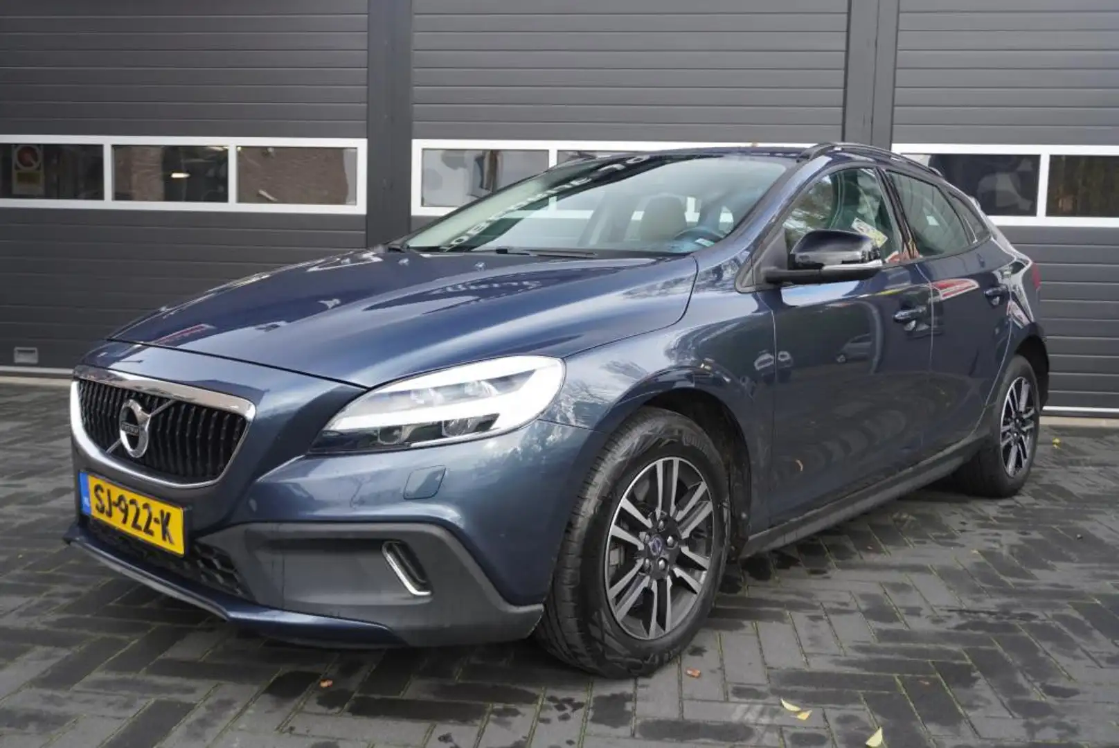 Volvo V40 Cross Country 1.5 T3 Nordic+ Aut/Airco/CC/Navi Bleu - 1