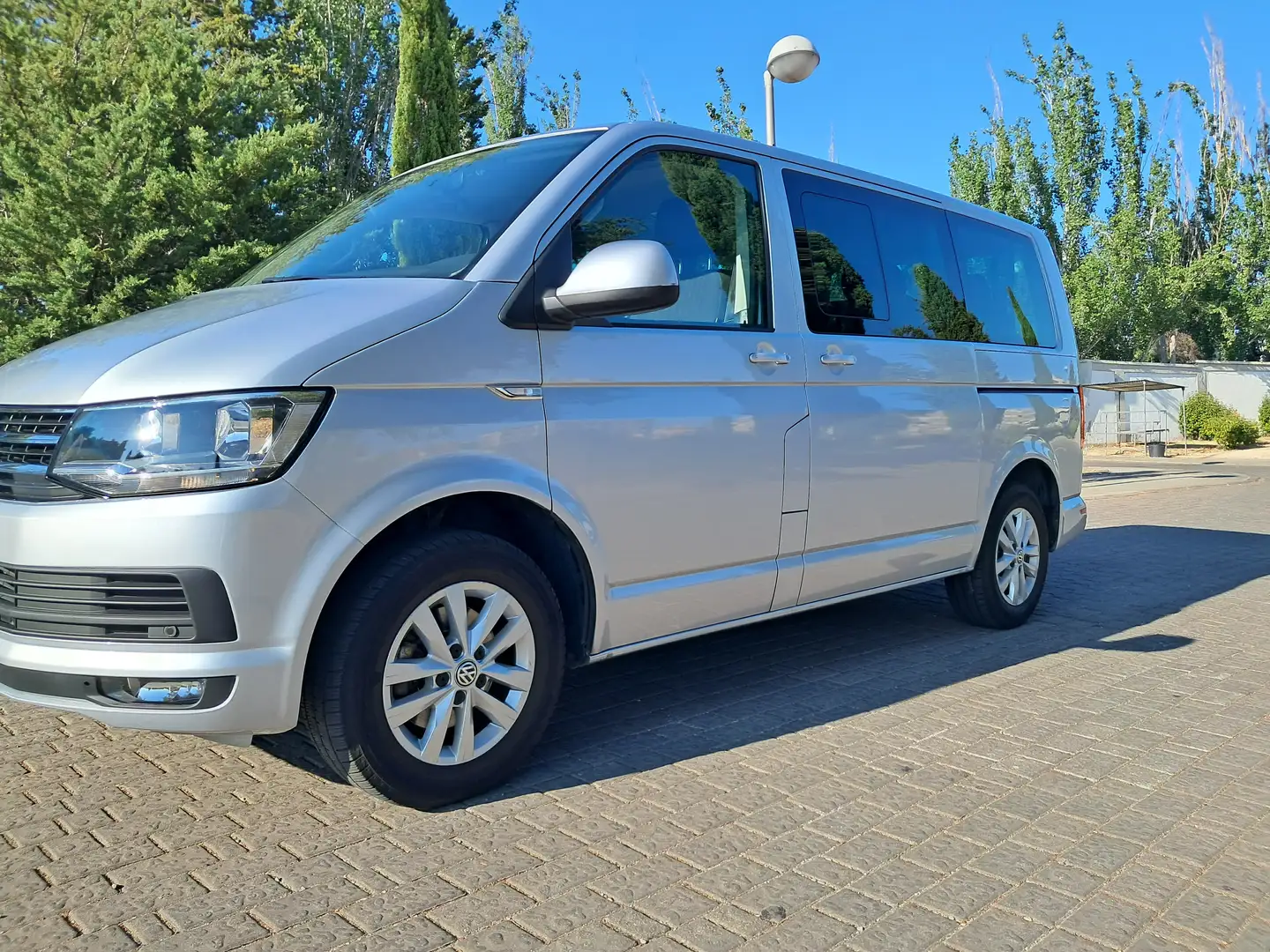 Volkswagen T6 Caravelle Caravelle 2.0TDI BMT Premium 110kW Premium Plateado - 2