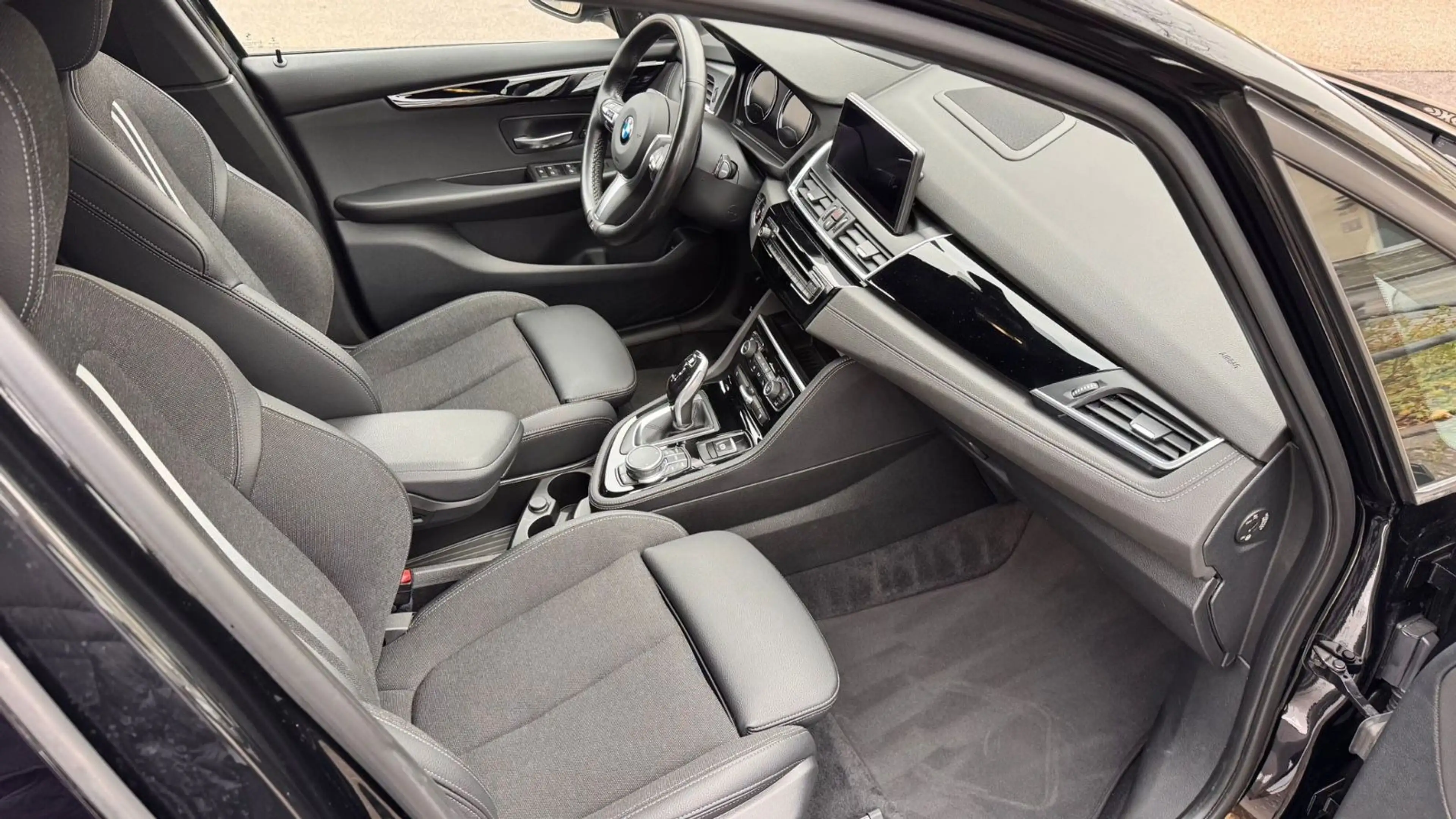 BMW 220 d Gran Tourer xDrive Sport Line — photo 10