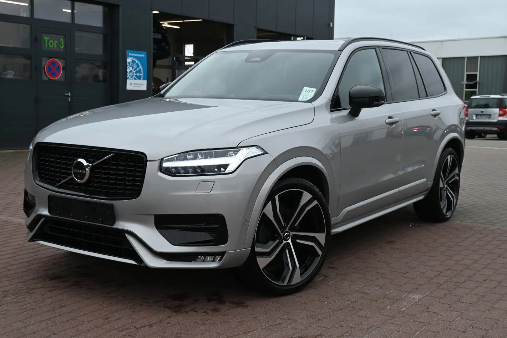 Volvo XC90 B5 AWD Ultimate Dark *HUD*B&W*NAV*LUFT*MASS Silber - 1