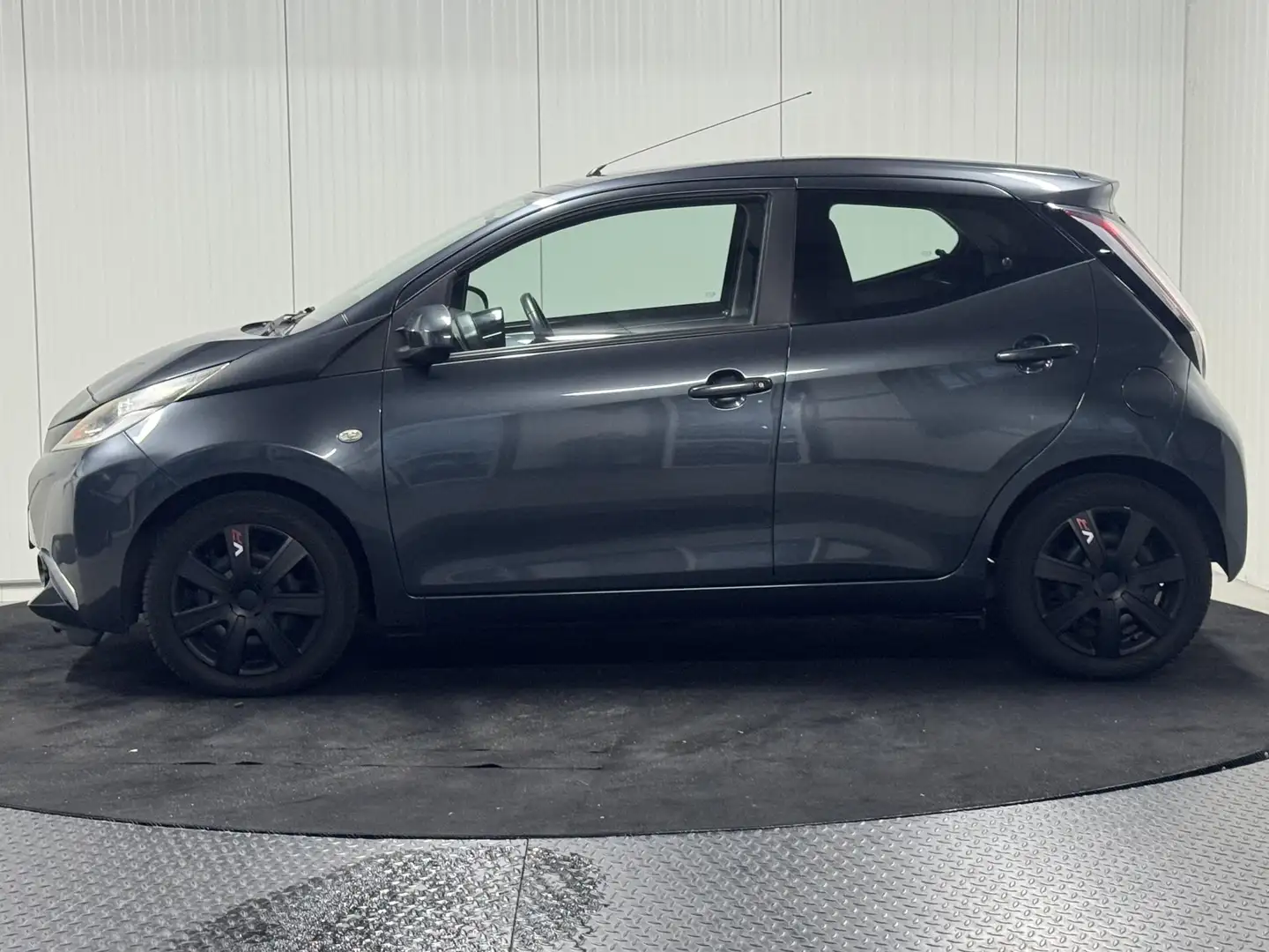 Toyota Aygo 1.0 VVT-i X-Play Airco Camera NL Trekhaak Grau - 2