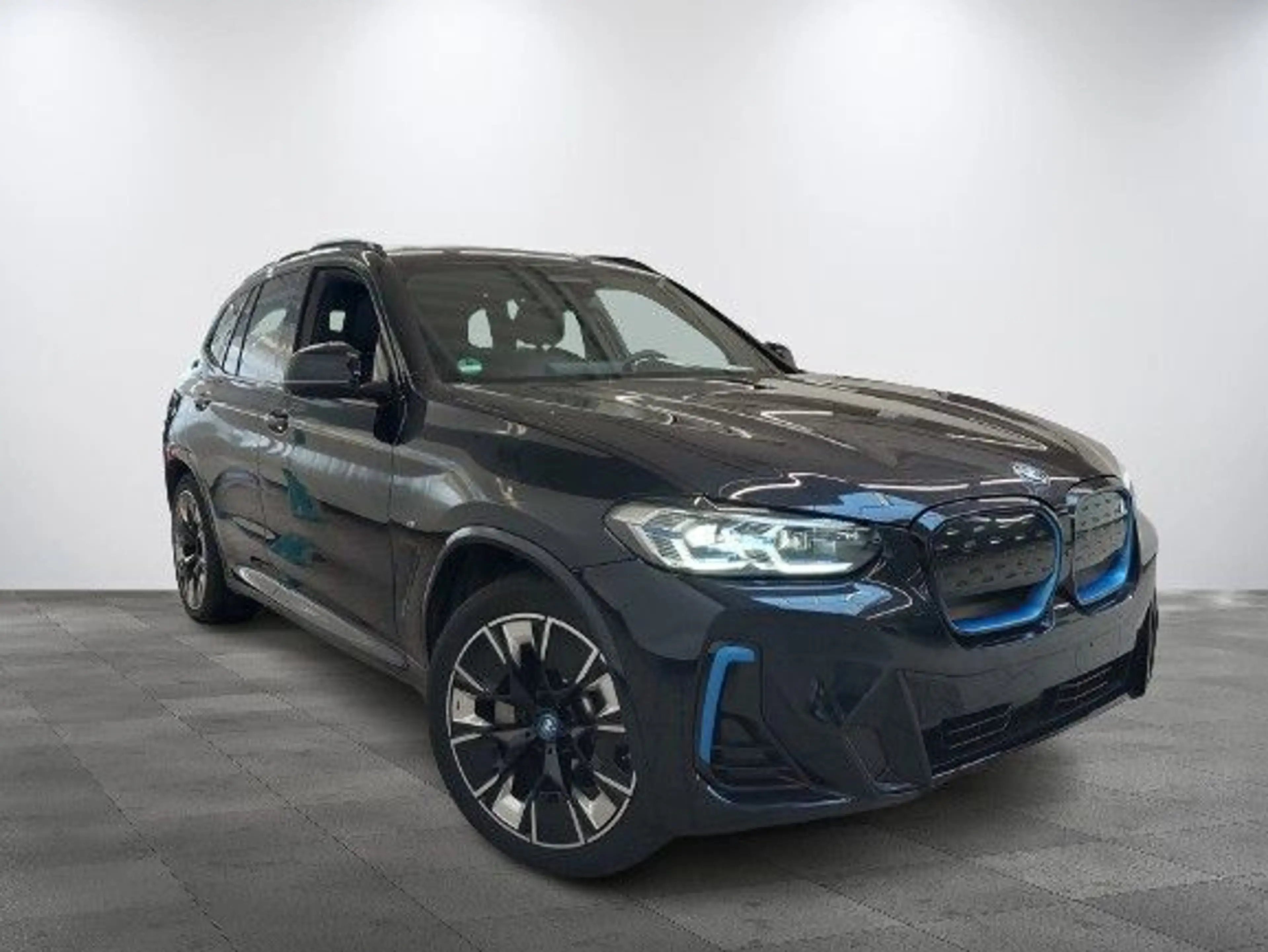 BMW iX3 Impressive — photo 3