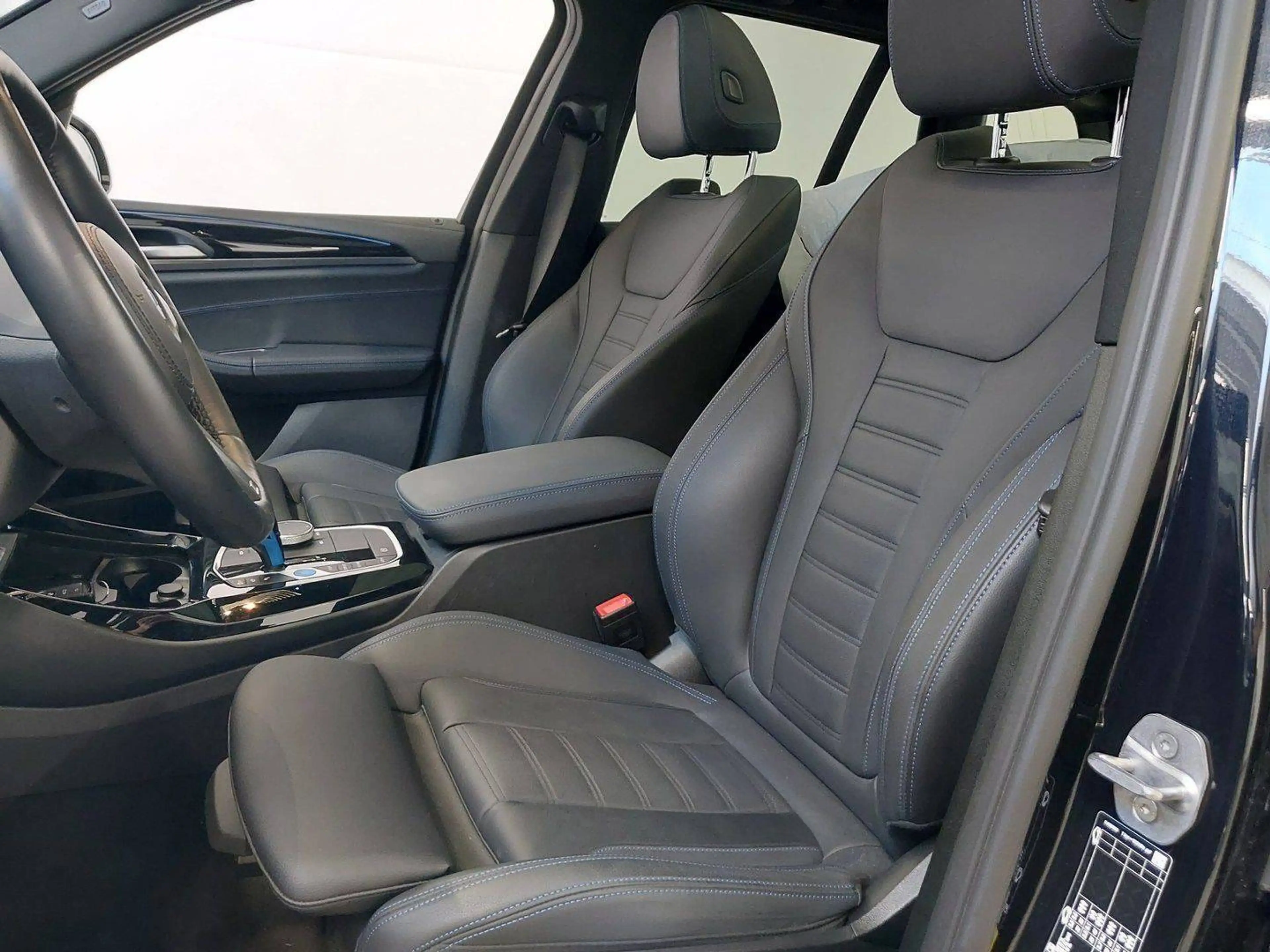 BMW iX3 Impressive — photo 11
