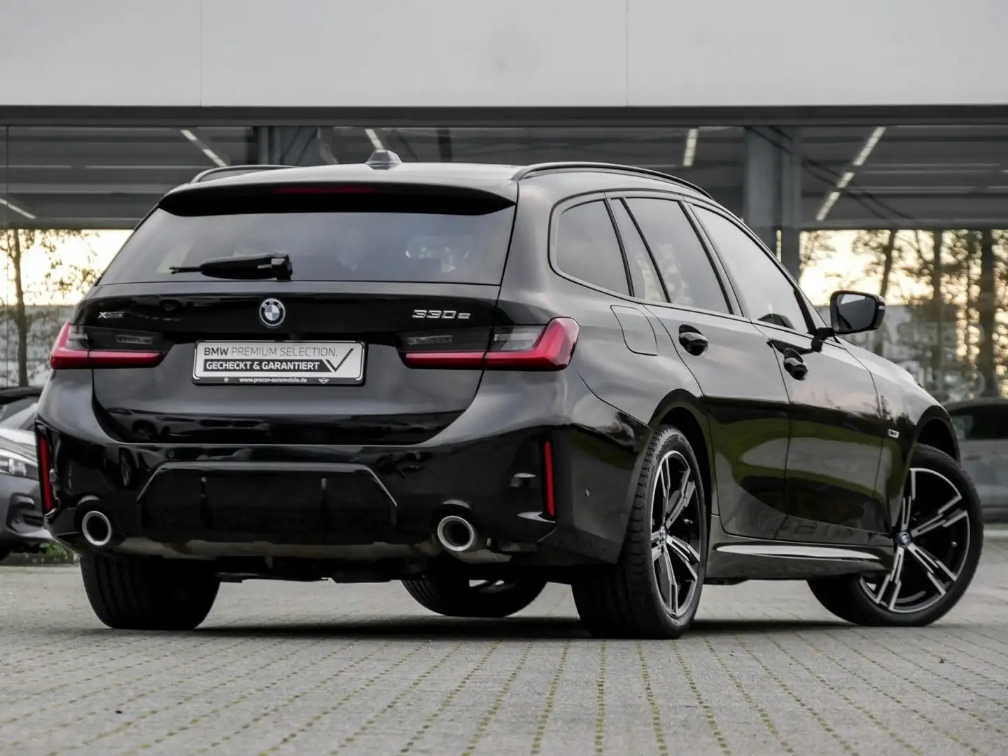 BMW 330 e xDrive M SPORT+PANO+H/K+HuD+ACC+DA+PA Zwart - 2