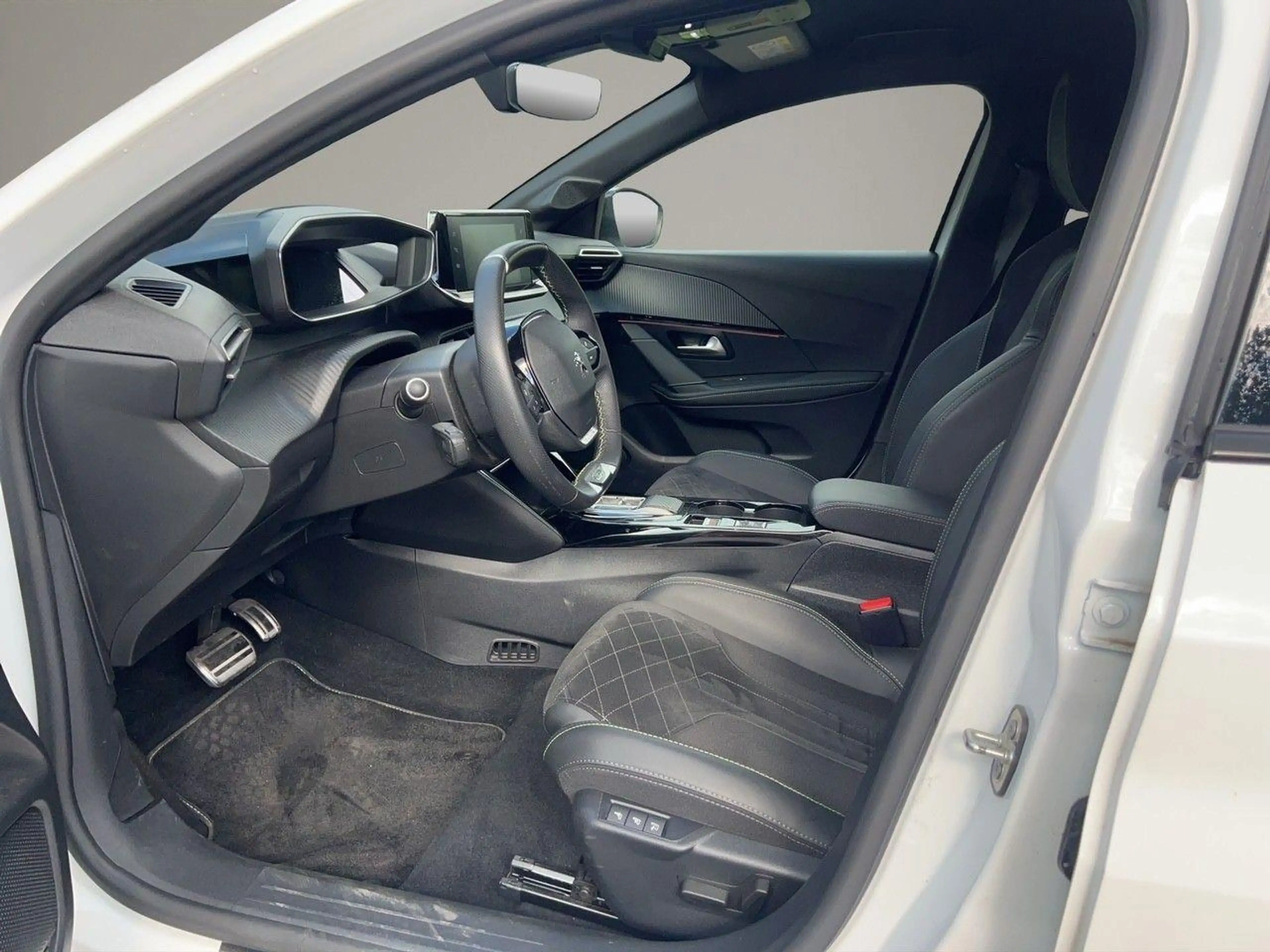 Peugeot e-208 e- GT — photo 9