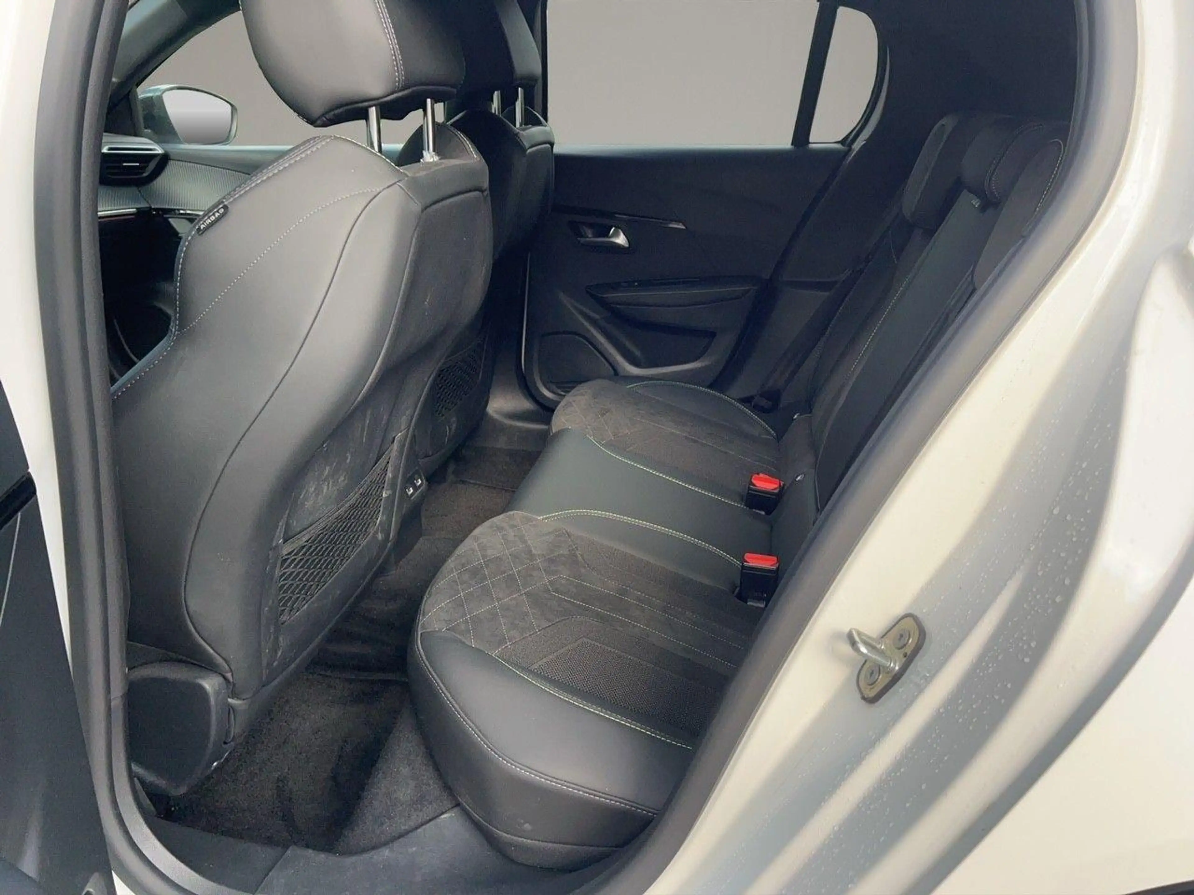 Peugeot e-208 e- GT — photo 13