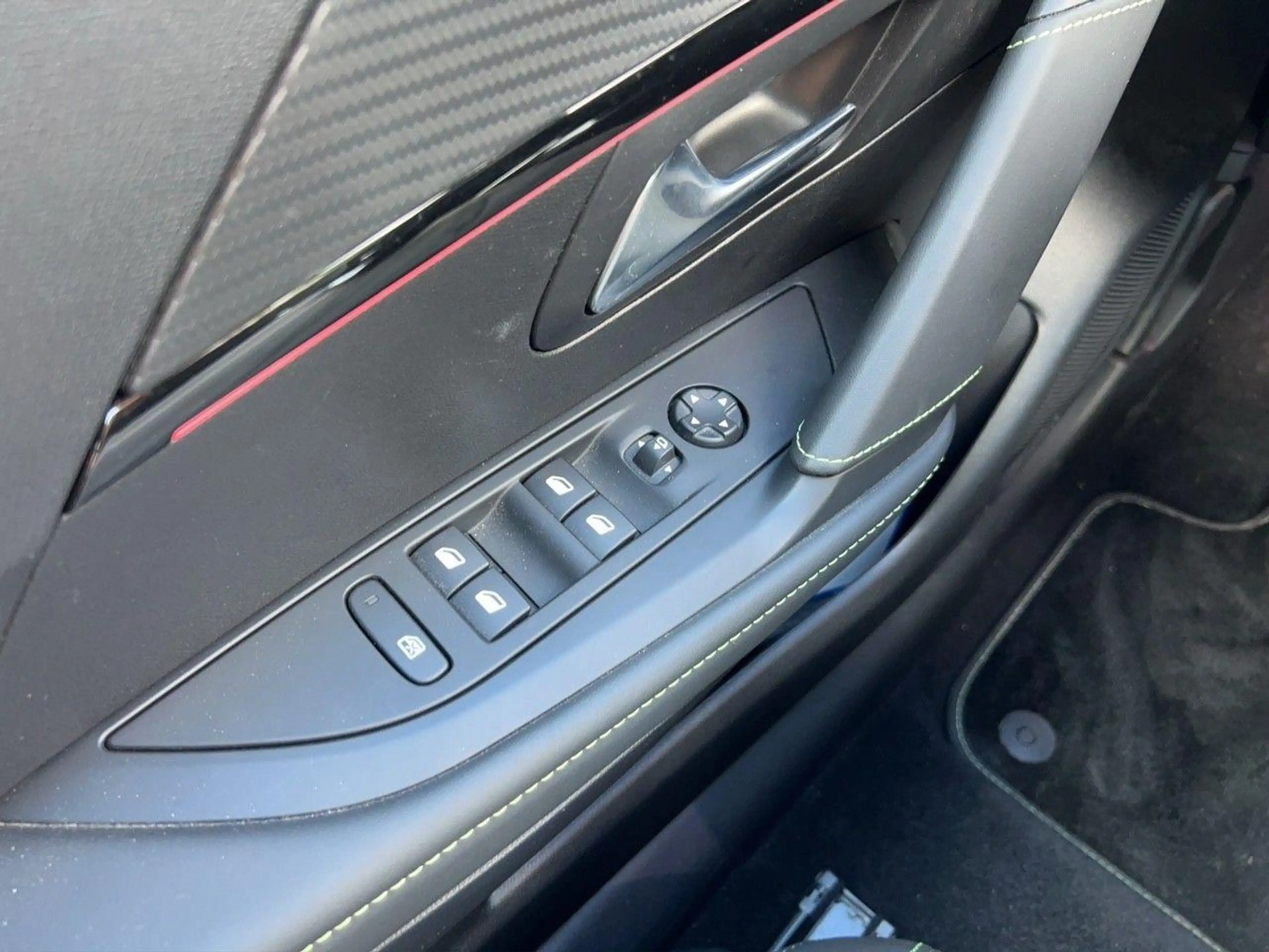 Peugeot e-208 e- GT — photo 12