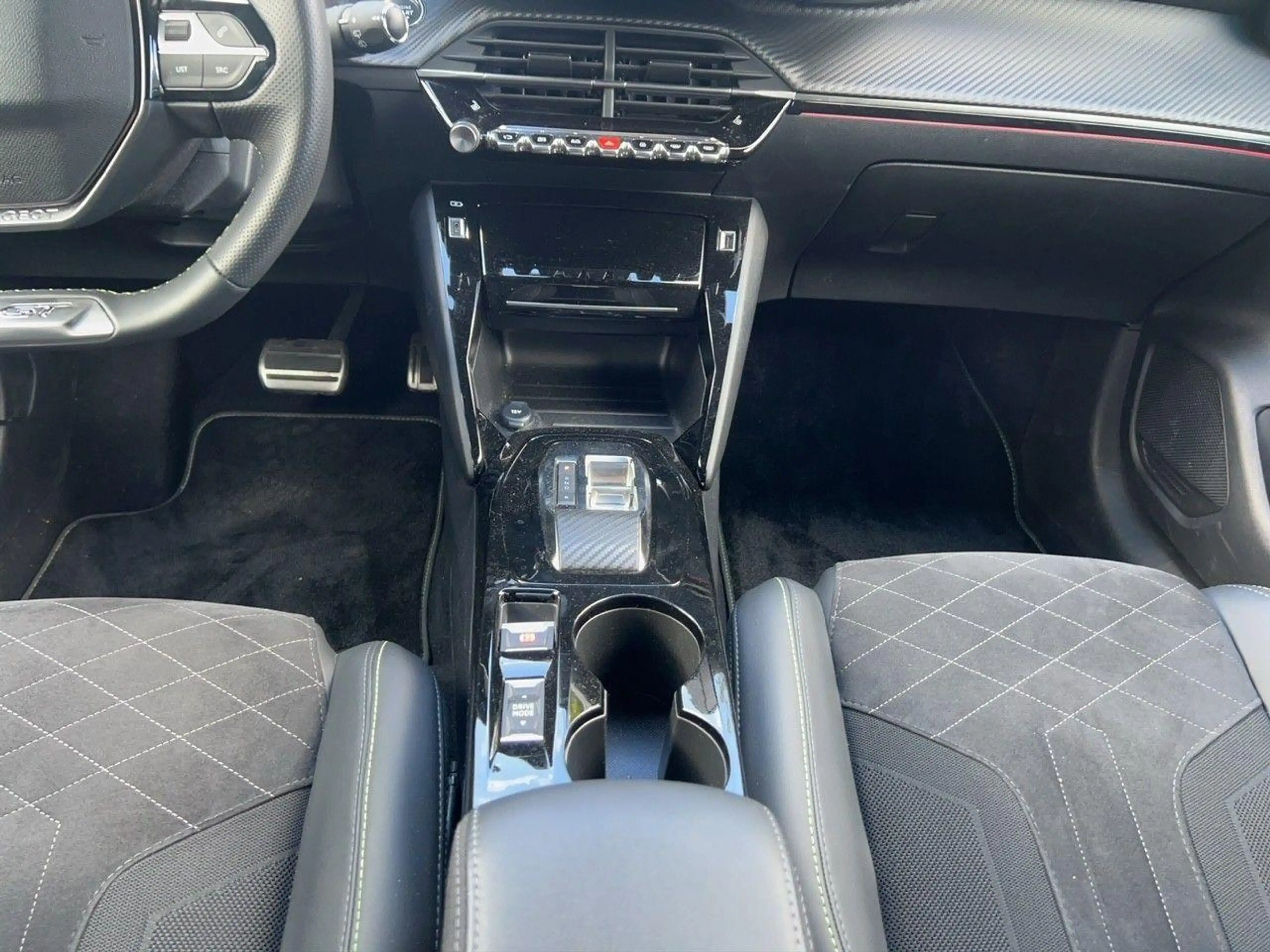 Peugeot e-208 e- GT — photo 15