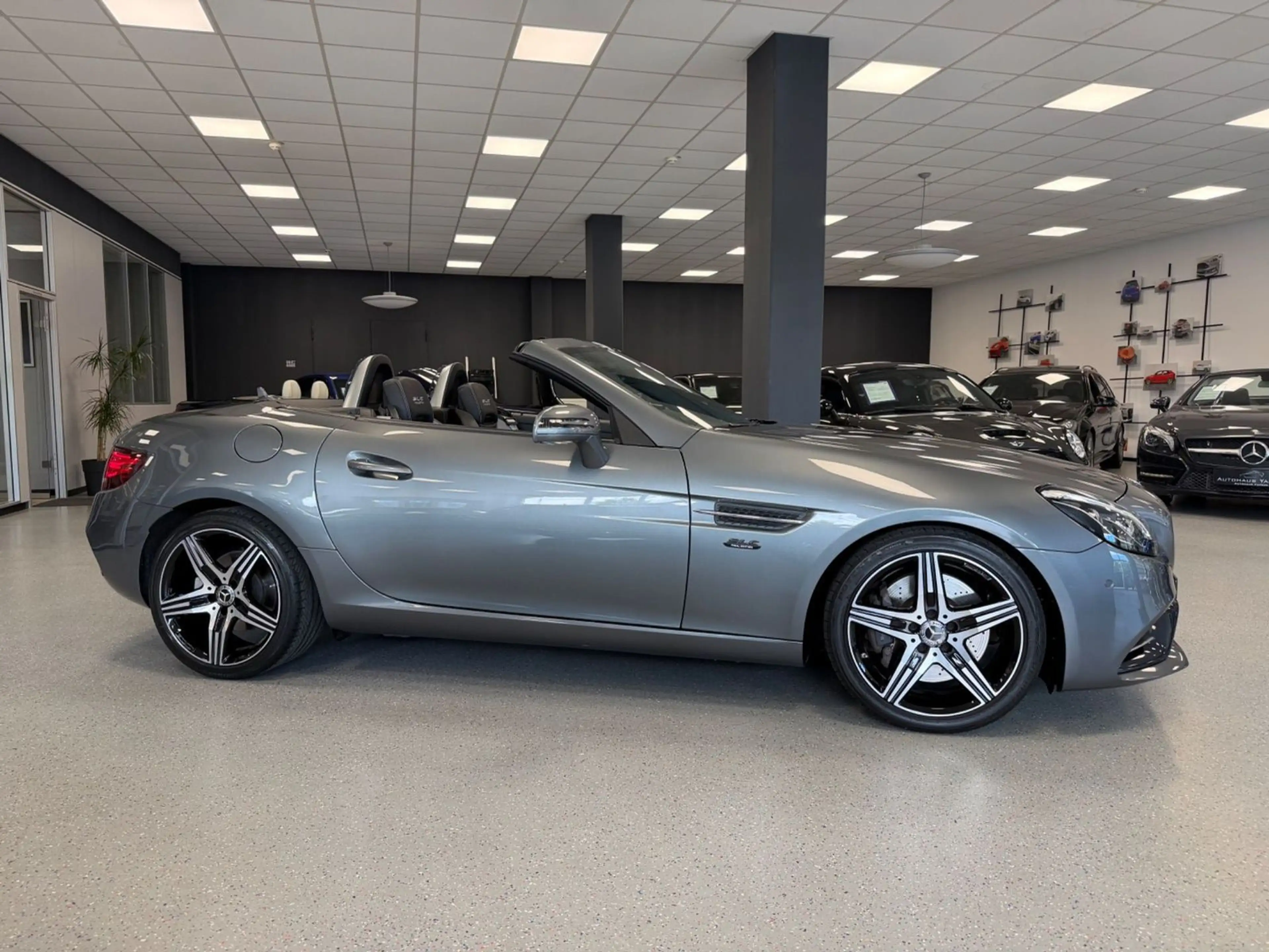 Mercedes-Benz SLC 300 Roadster Final Edition|39.923km|AMG-Line — photo 8
