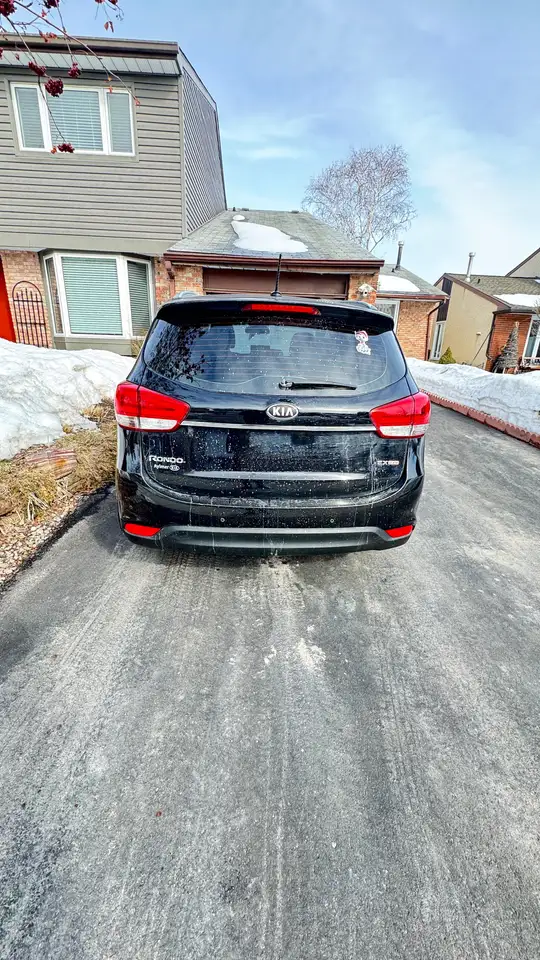 Kia Rondo снимка Kia Rondo