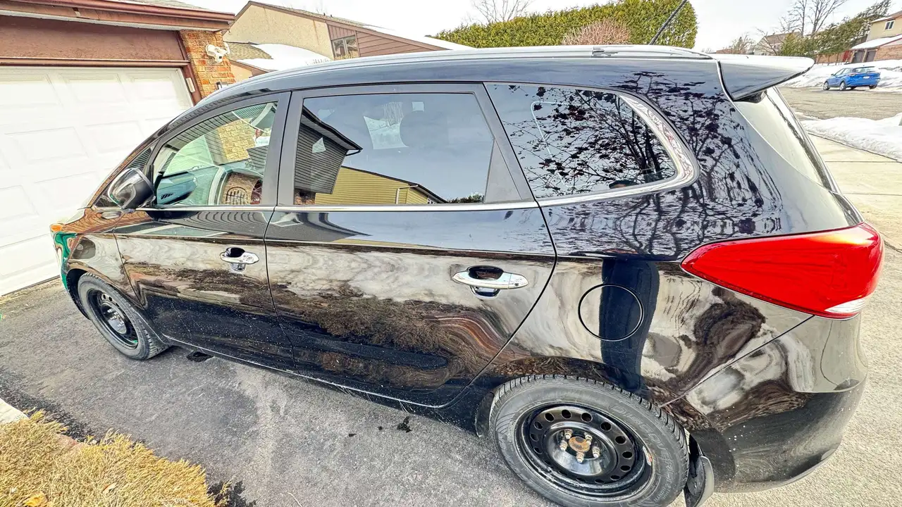 Kia Rondo снимка Kia Rondo