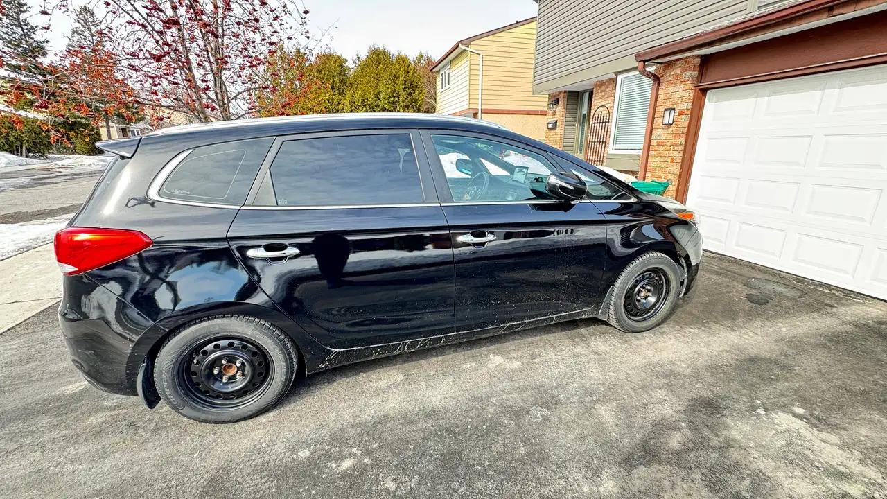 Kia Rondo снимка Kia Rondo