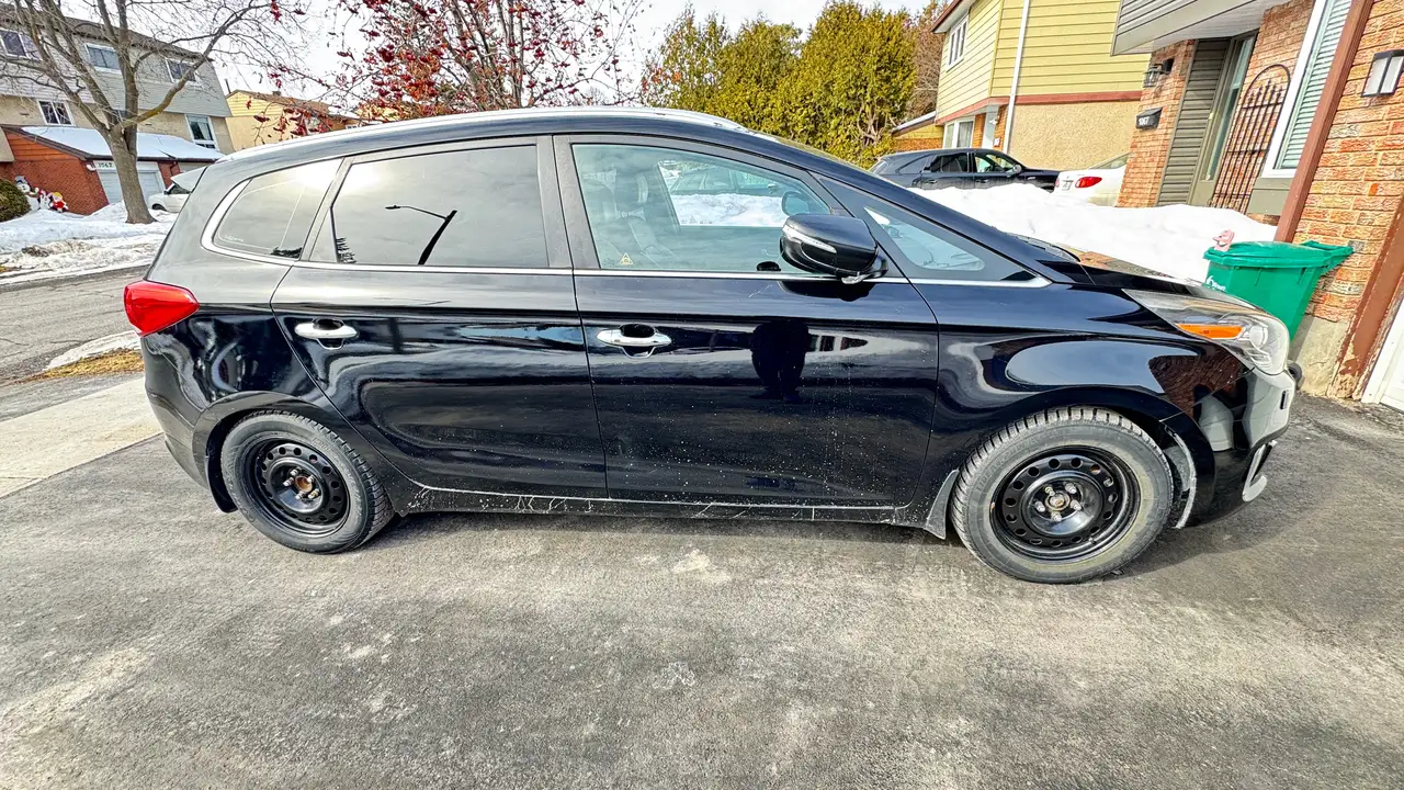 Kia Rondo снимка Kia Rondo