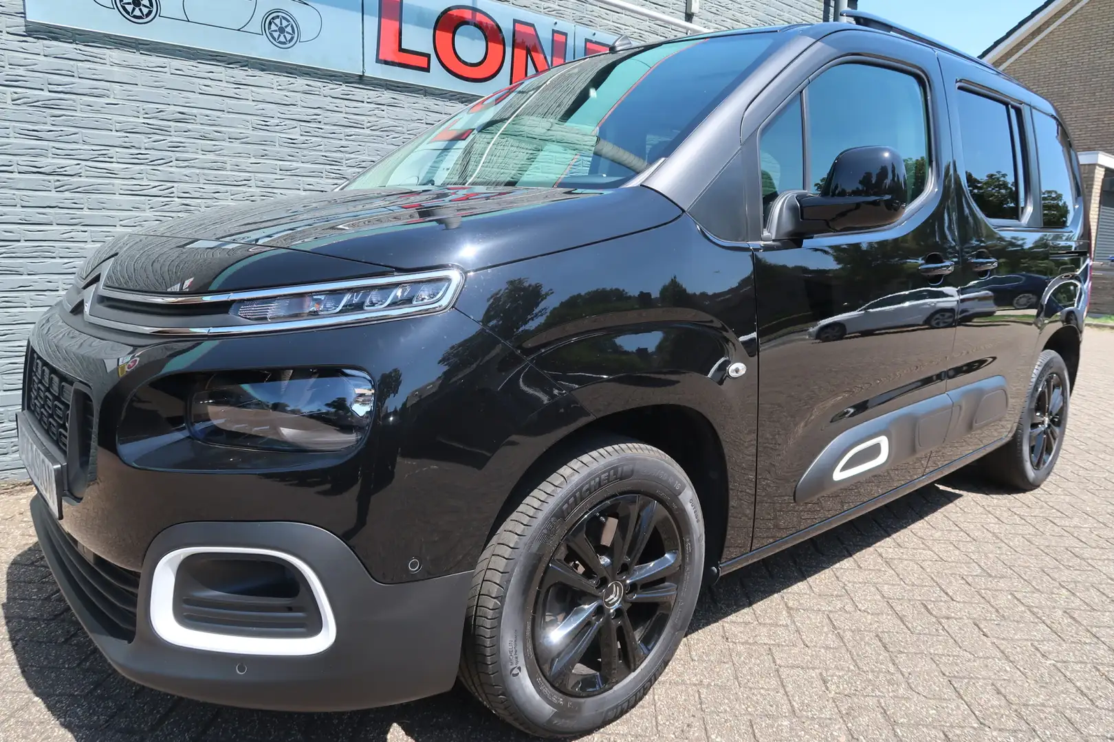 Citroen Berlingo 1.2 PureTech Shine Eerste eigenaar Complete en zee Zwart - 1