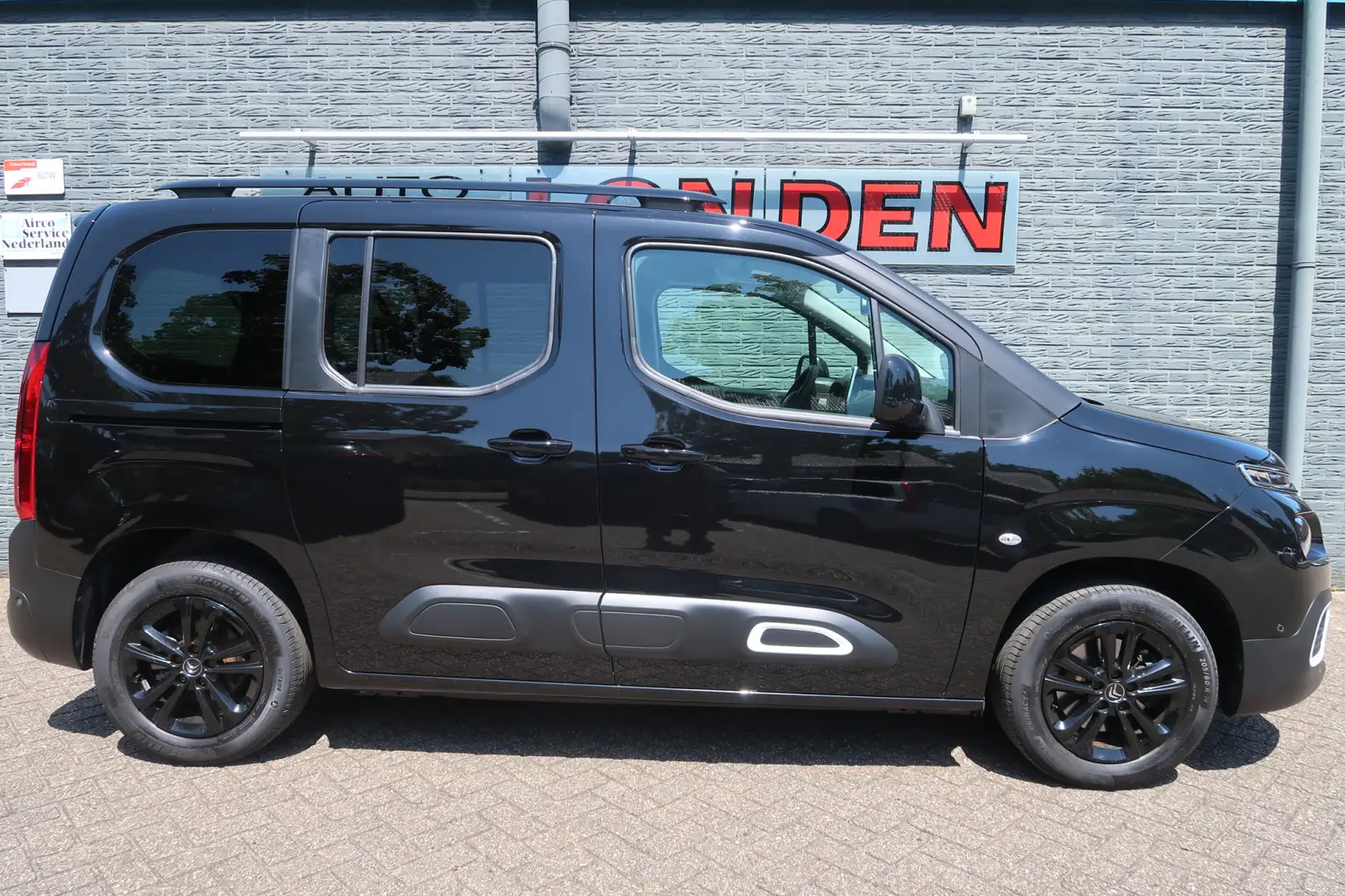 Citroen Berlingo 1.2 PureTech Shine Eerste eigenaar Complete en zee Zwart - 2
