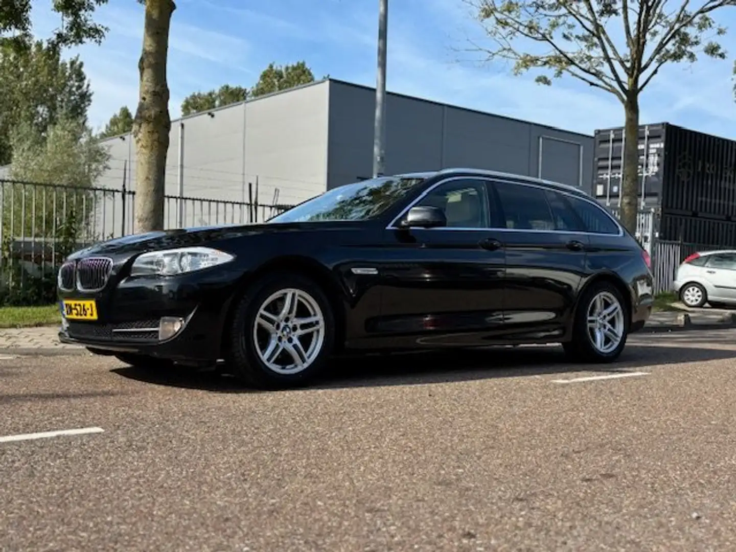 BMW 523 523i High Executive Zwart - 2
