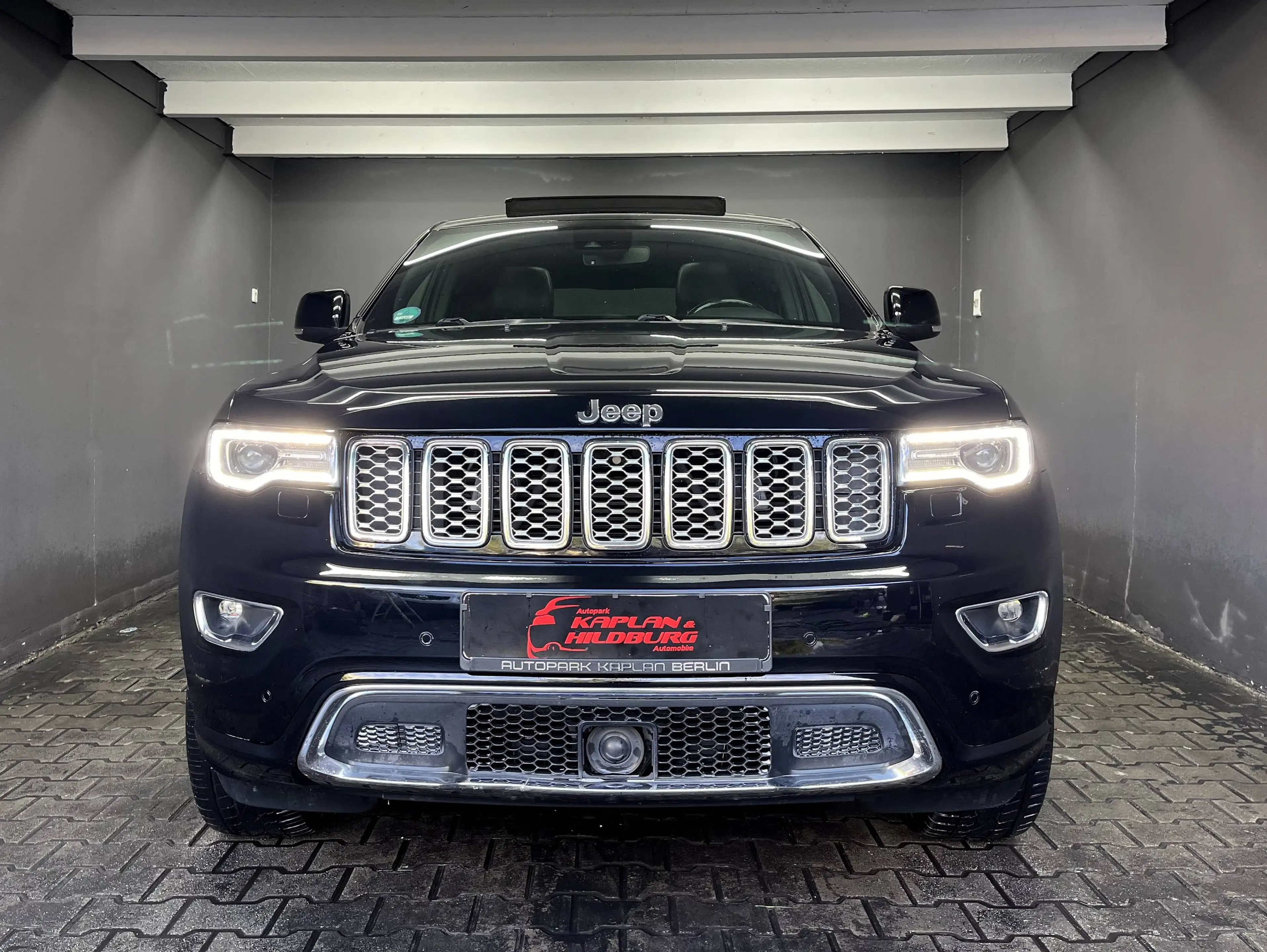 Jeep Grand Cherokee 3.0 CRD Overland, PANO, ACC, R-KAM, 4WD — photo 2