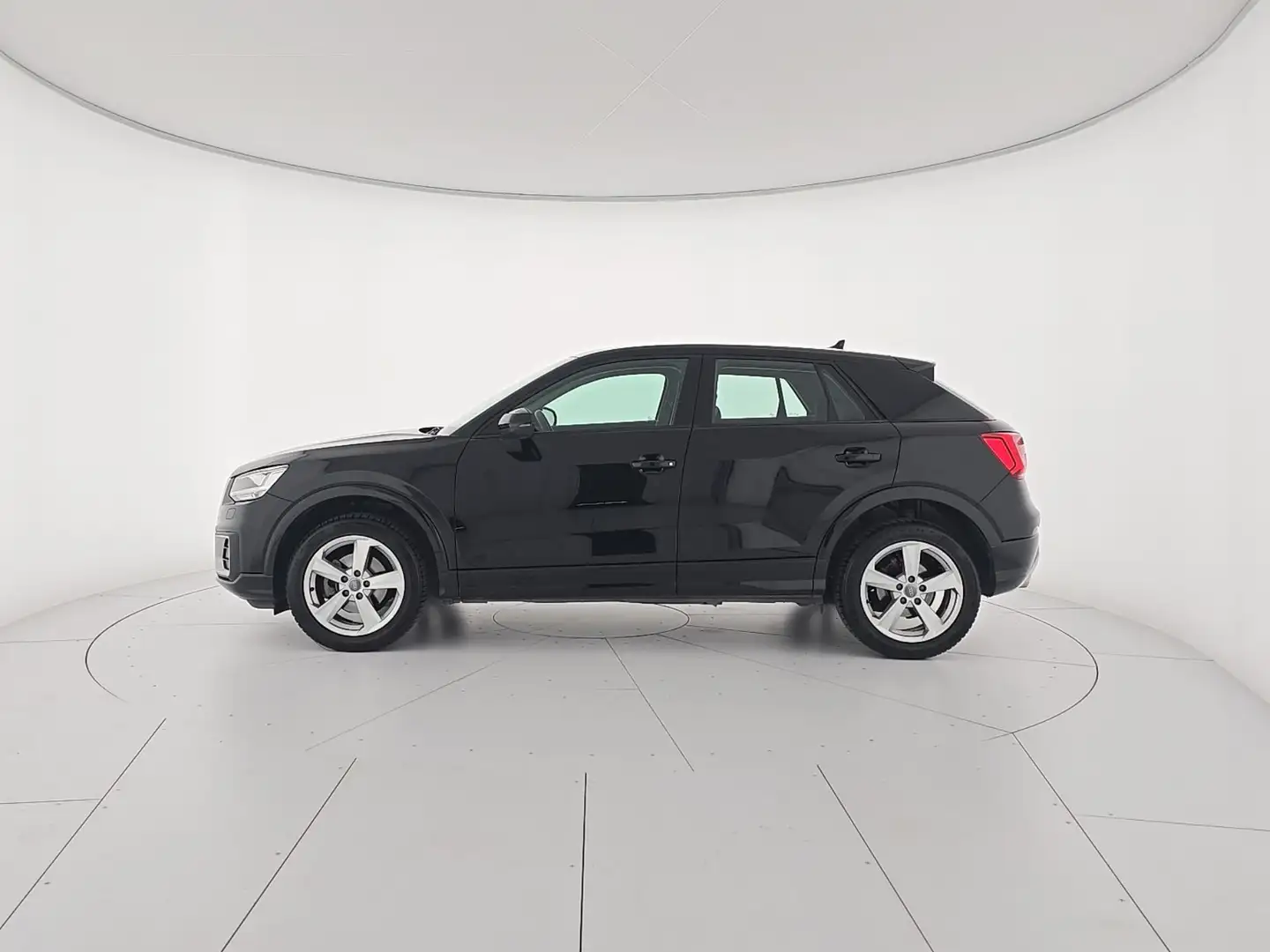 Audi Q2 35 TFSI Admired Schwarz - 2