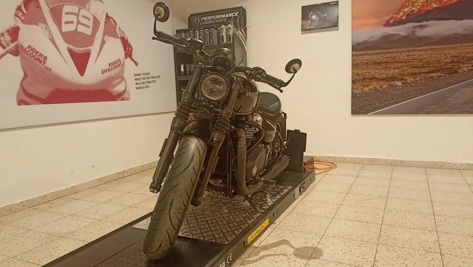 Triumph Bonneville Bobber viele Umbauten Fekete - 1